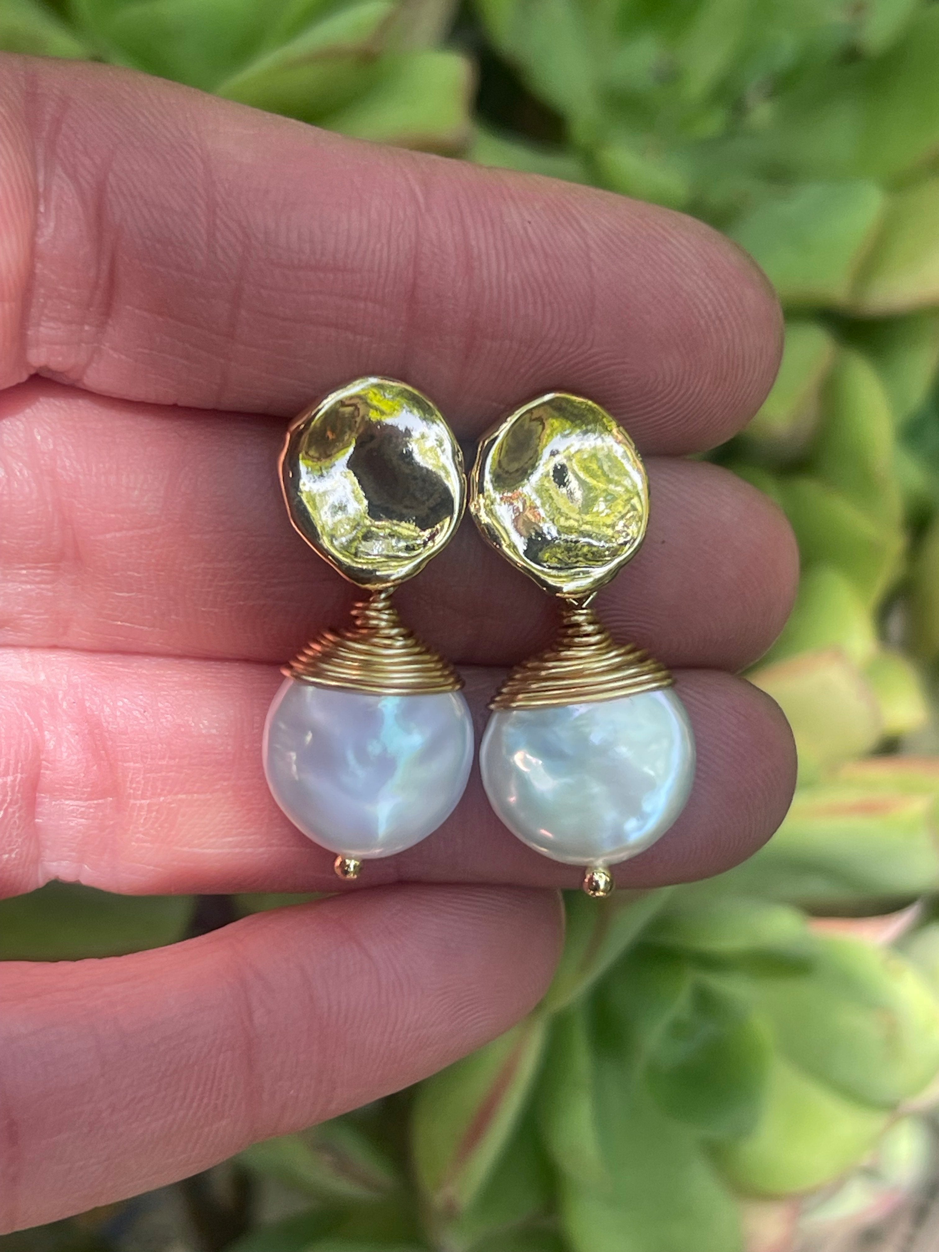 Aros Hippie Chic Bañados en oro con preciosa perla natural blanca embarrilada. Largo 3 cm.