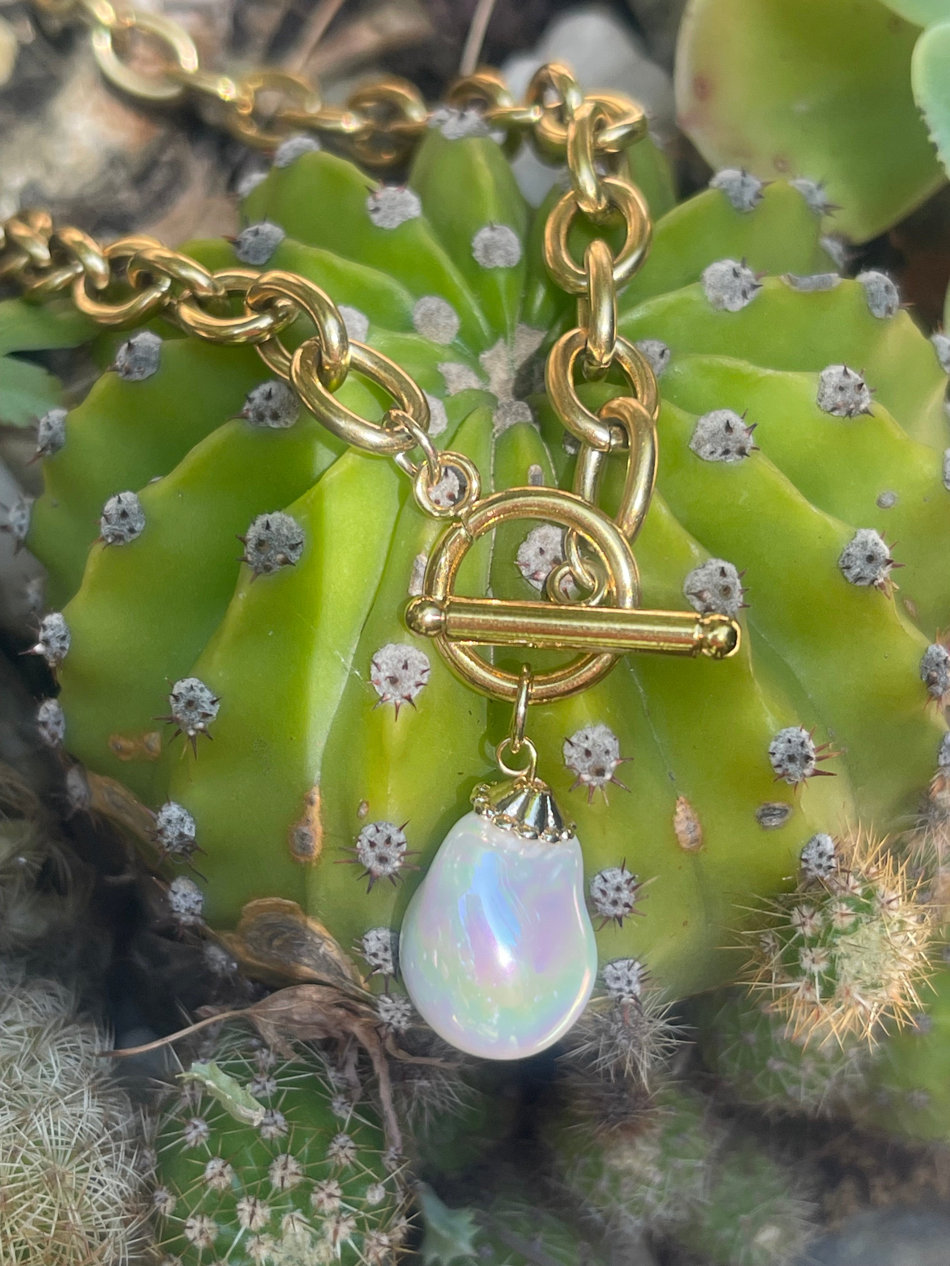 Collar Hippie Chic corto de acero inoxidable dorado con cierre OT y elegante perla barroca blanca de fantasia fina con un precioso esmaltado.