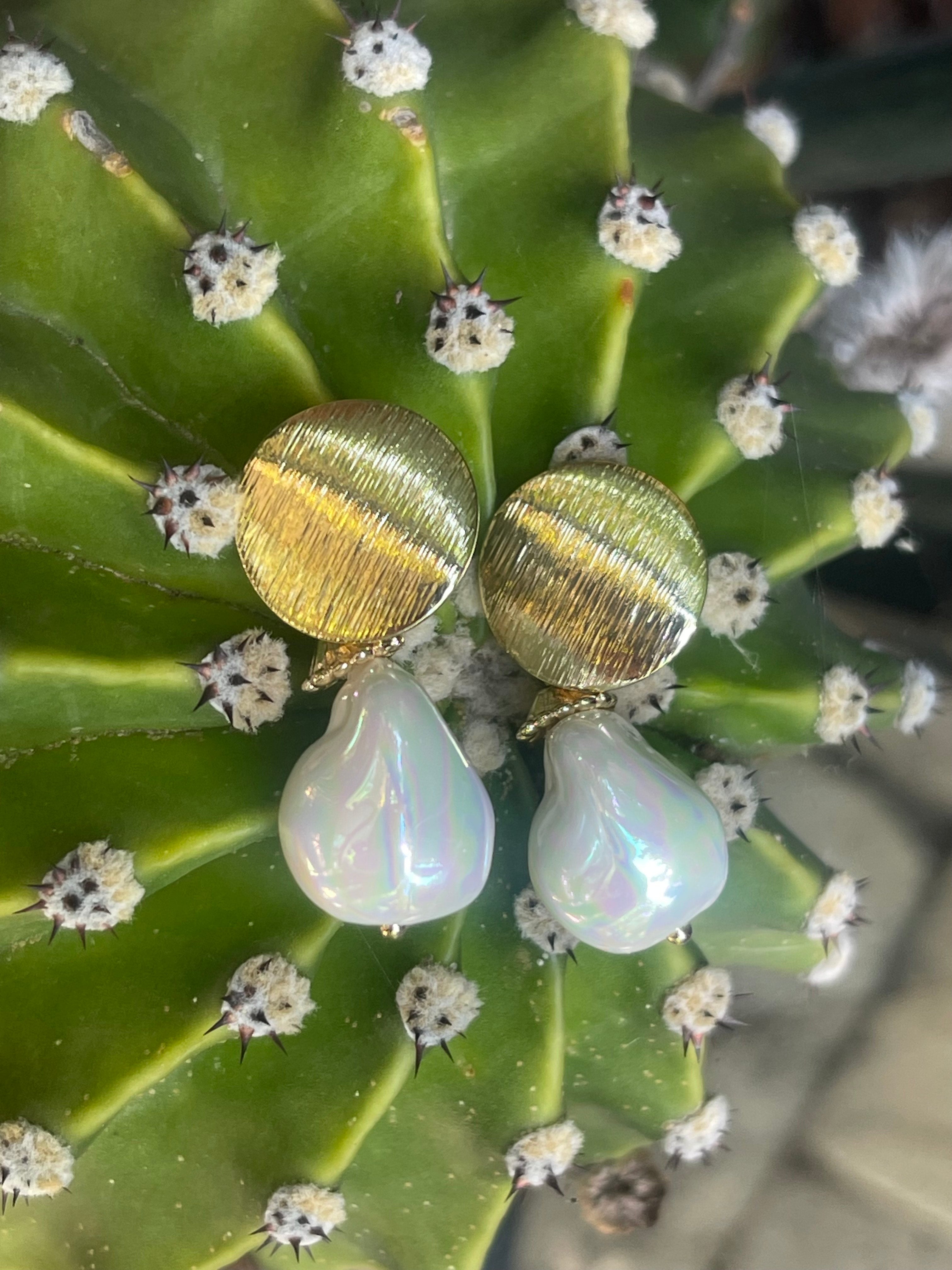 Aros Hippie Chic bañados en oro con elegante perla barroca blanca natural con un precioso esmaltado. Largo 3.7 cm.