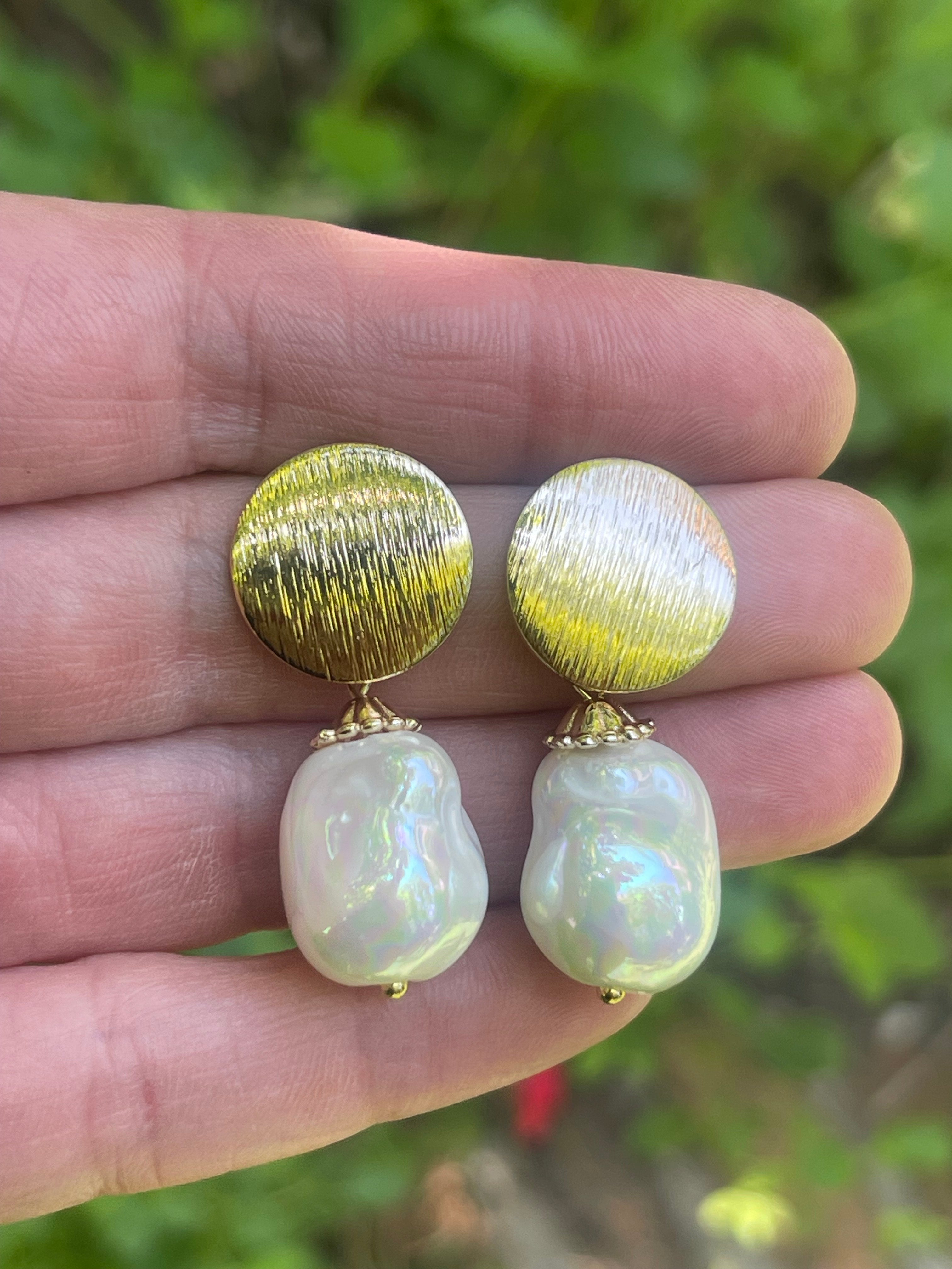 Aros Hippie Chic bañados en oro con elegante perla barroca blanca natural con un precioso esmaltado. Largo 3.7 cm.