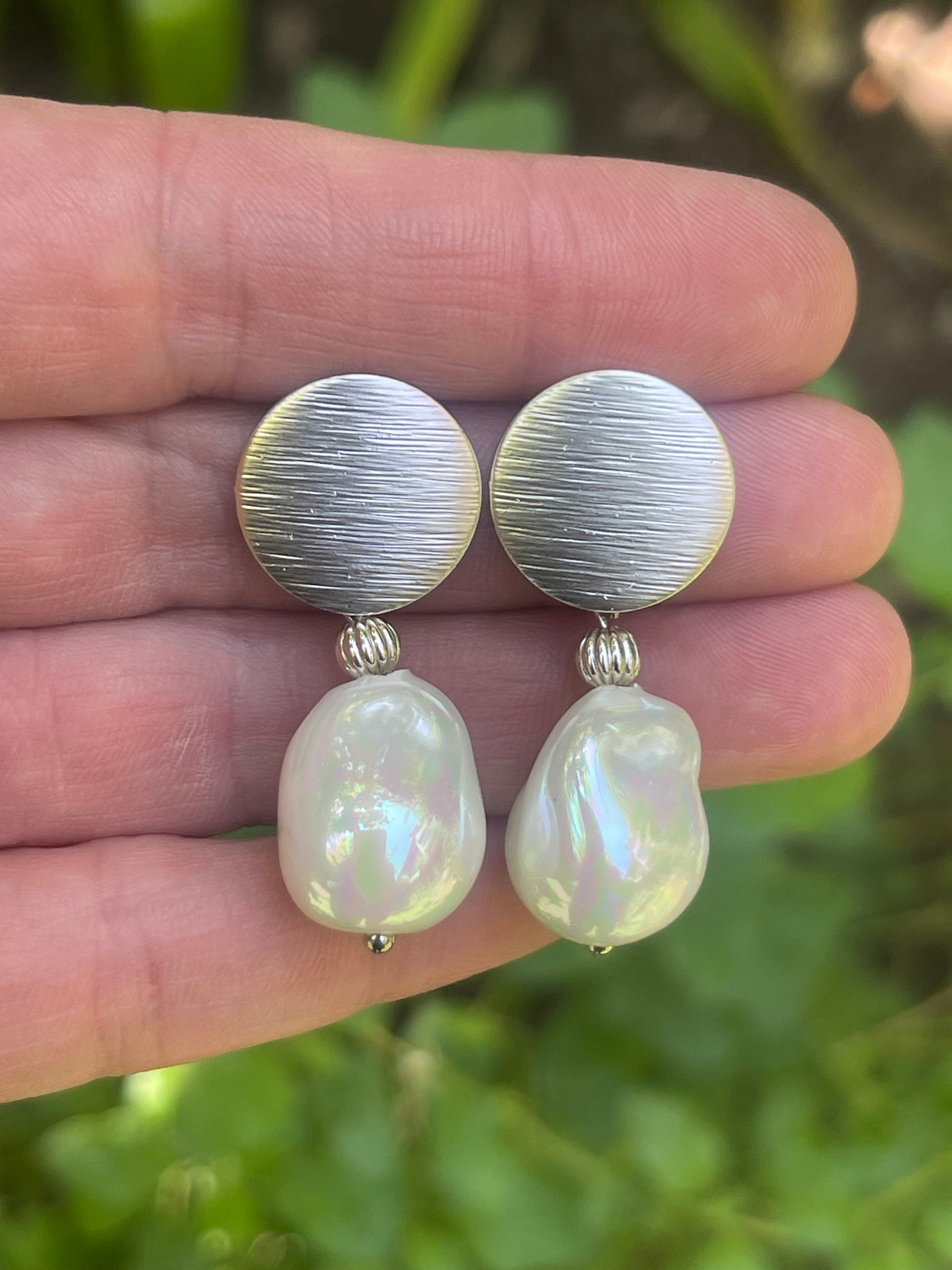 Aros Hippie Chic Bañados en plata con elegante perla barroca blanca de fantasia fina con un elegante esmaltado. Largo 4 cm.