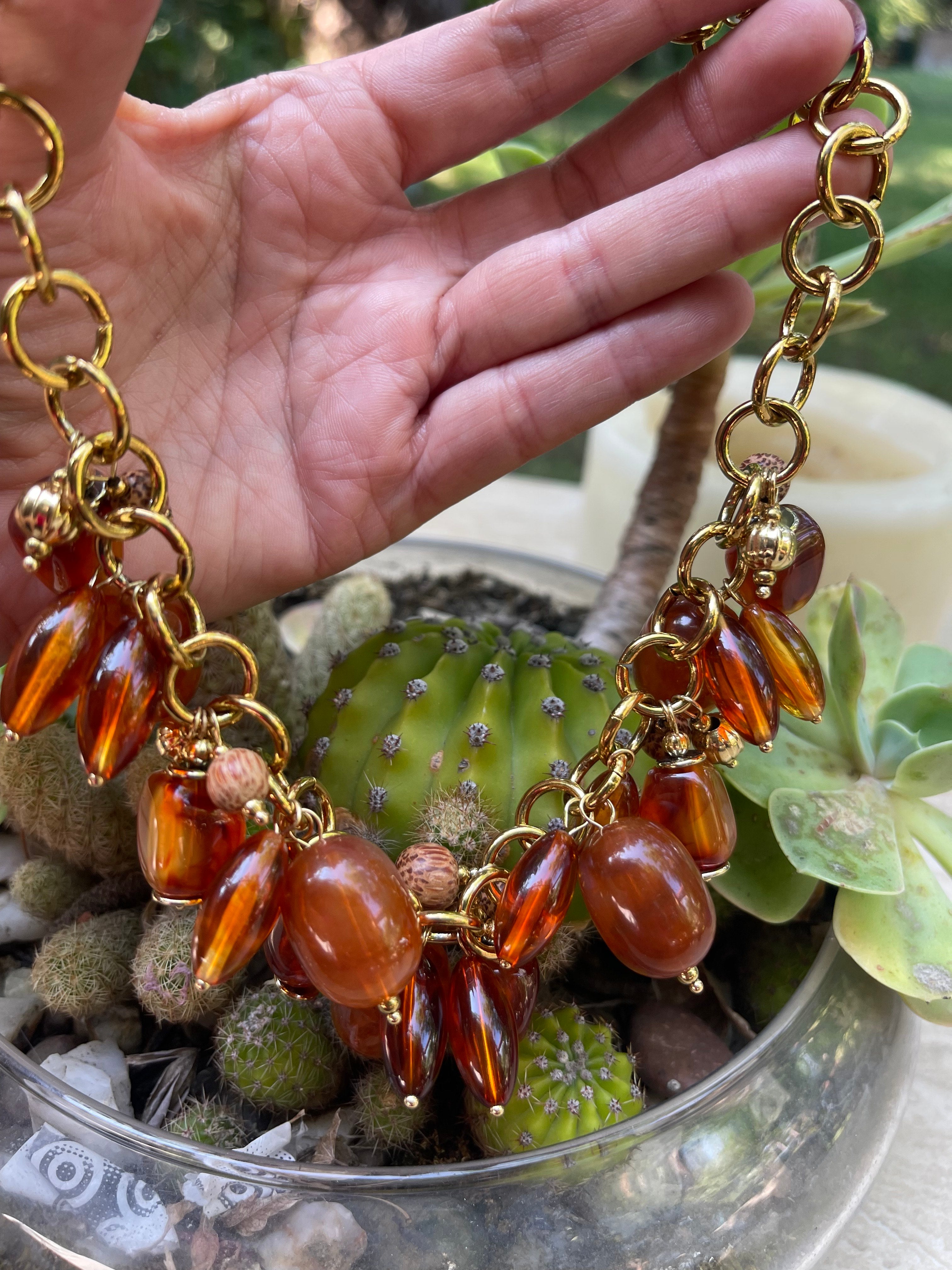 Collar Hippie Chic corto con cadena de acero inoxidable dorado y preciosos colgantes de acrilico color caramelo.