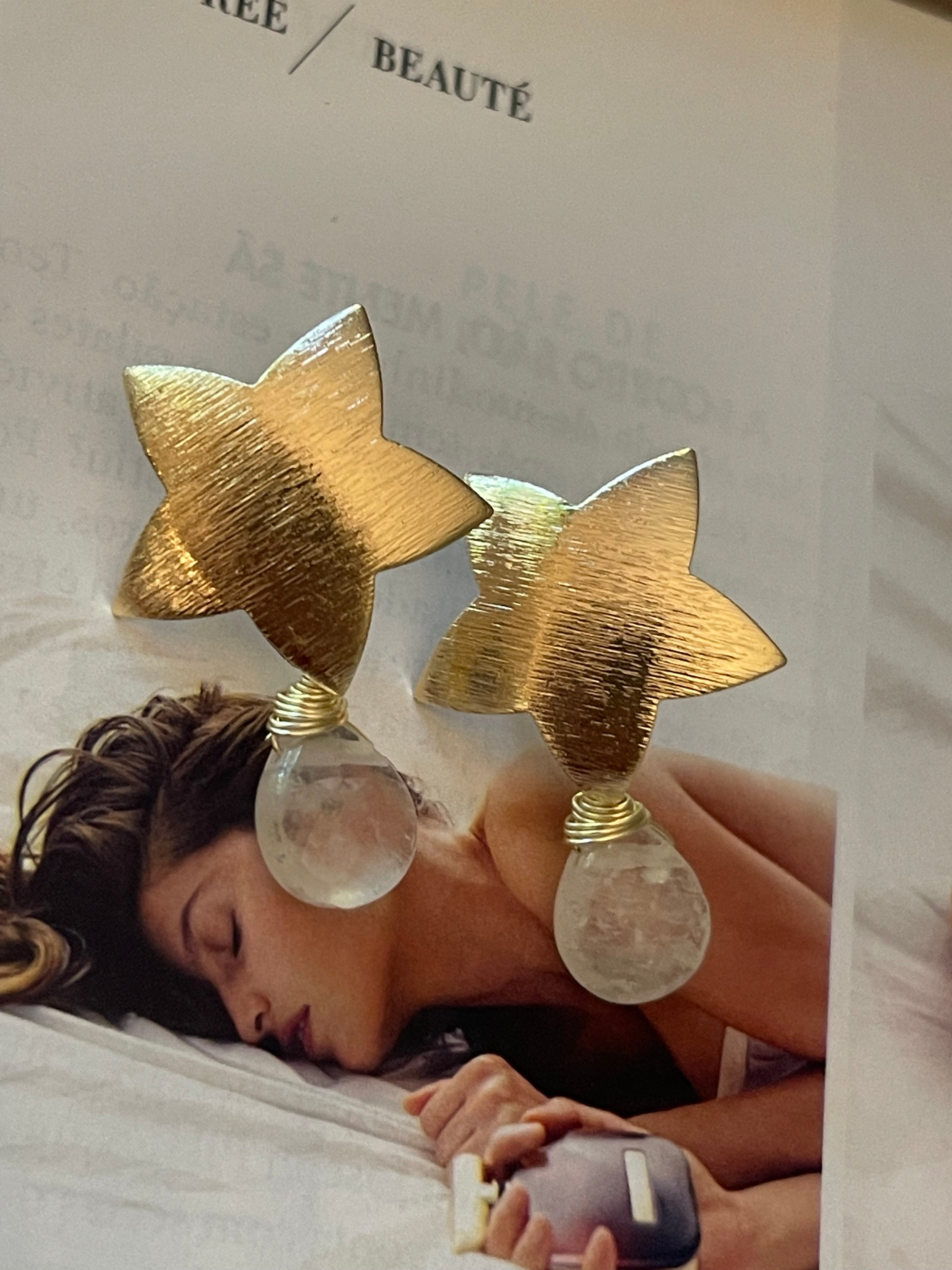 Aros Hippie Chic bañados en oro con preciosa estrella y elegante cuarzo natural tranlusido. Largo 3.5 cm.