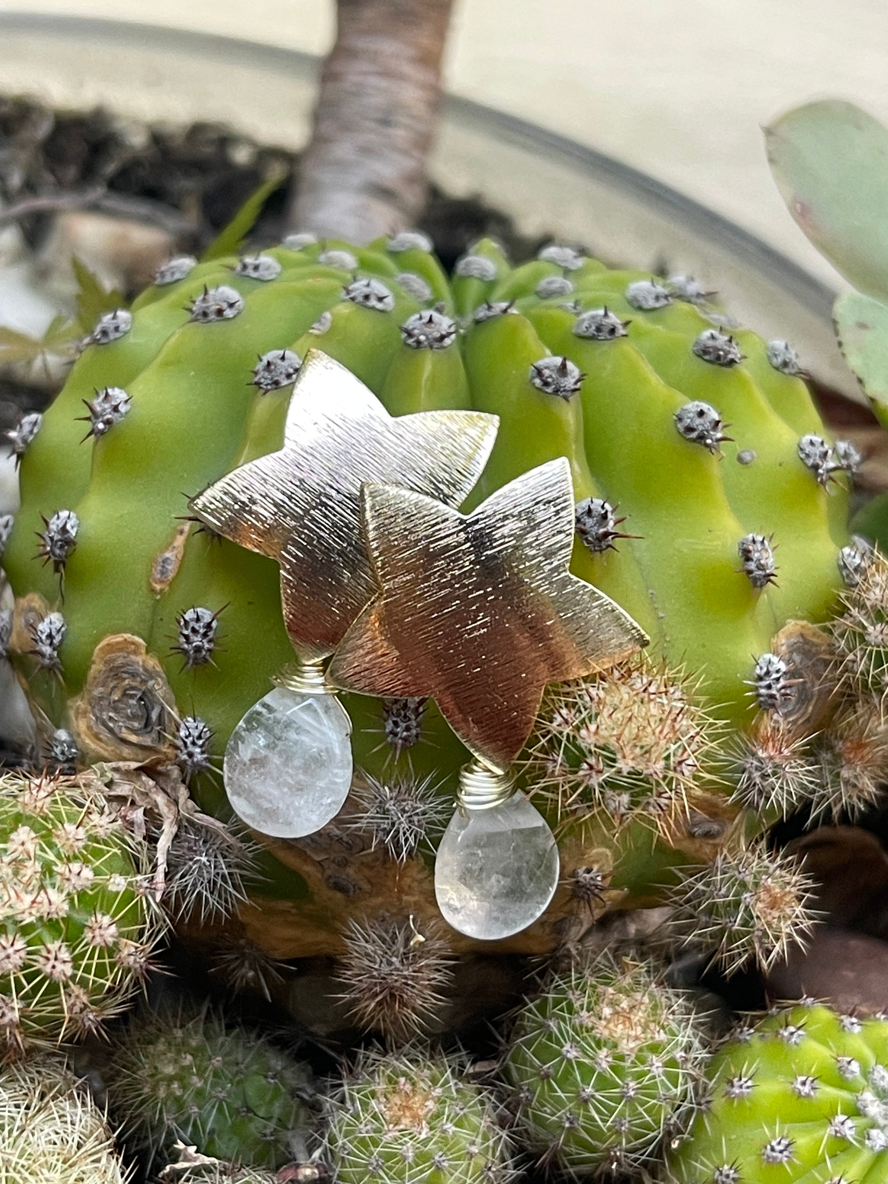 Aros Hippie Chic bañados en oro con preciosa estrella y elegante cuarzo natural tranlusido. Largo 3.5 cm.