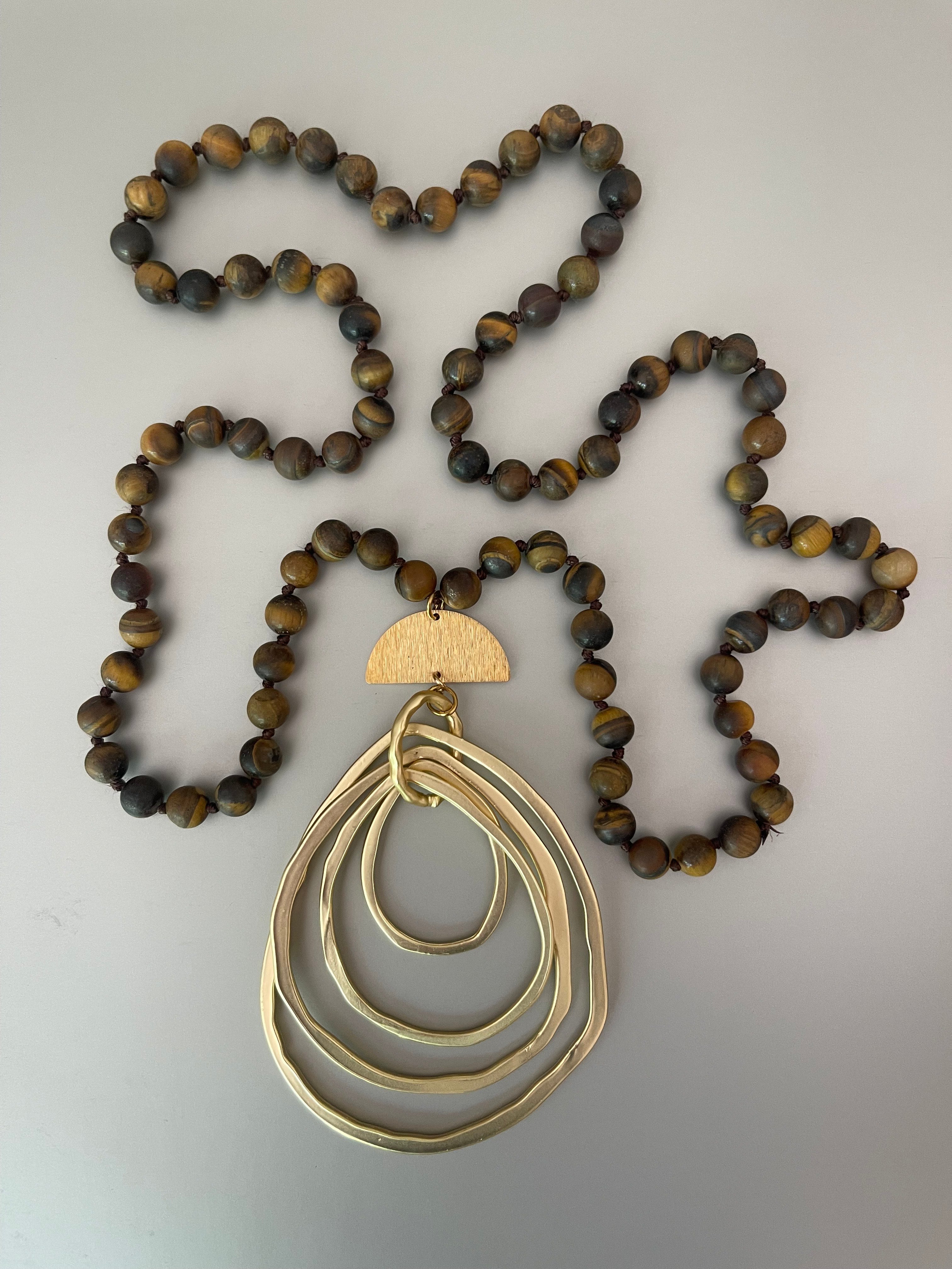 Collar Hippie Chic largo de piedras en tonos marron esmeriladas y elegante colgante dorado.