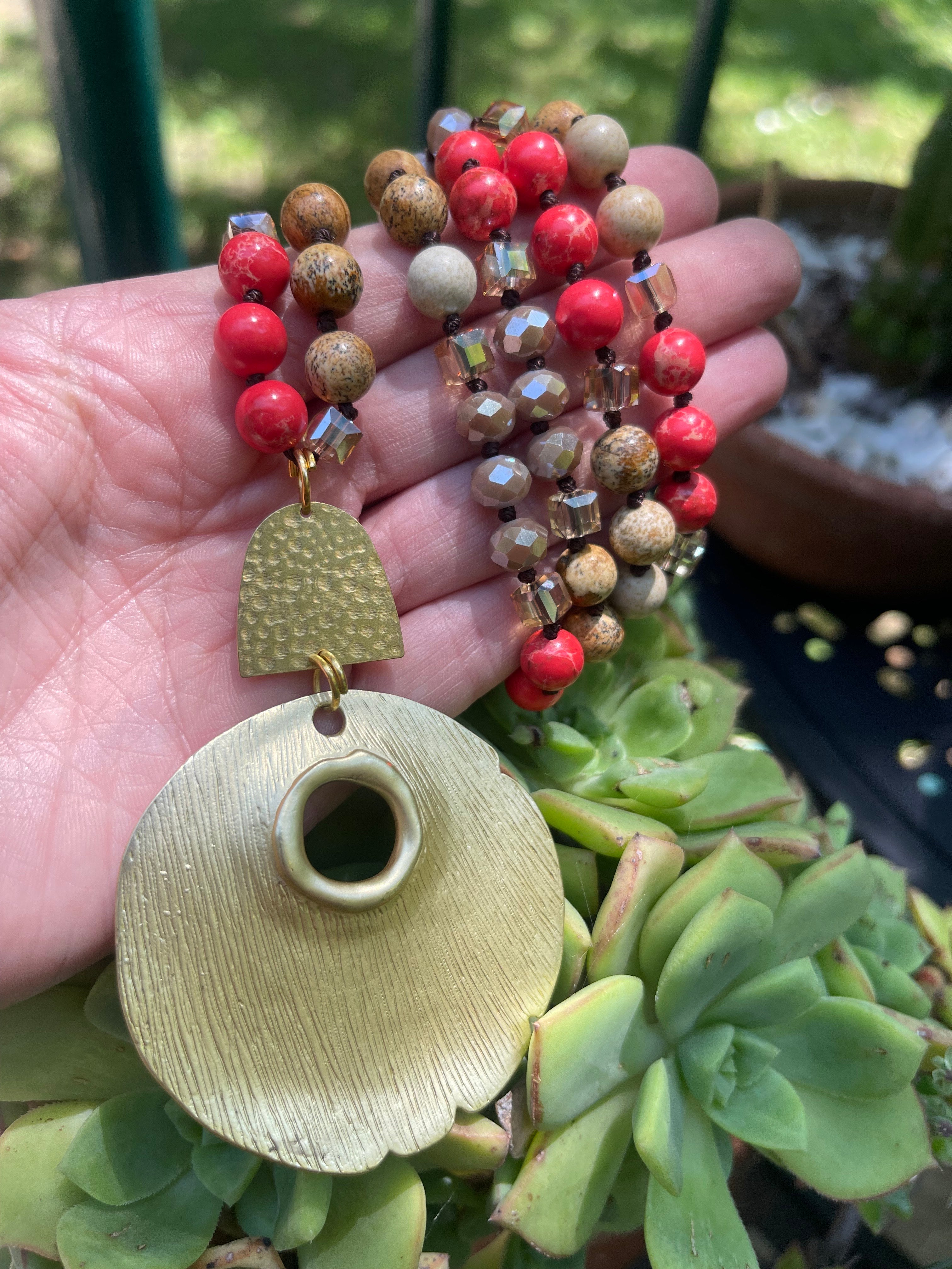 Collar Hippie Chic largo de piedras y cristales anudados en tonos naranjos y beige con elegante colgante dorado.