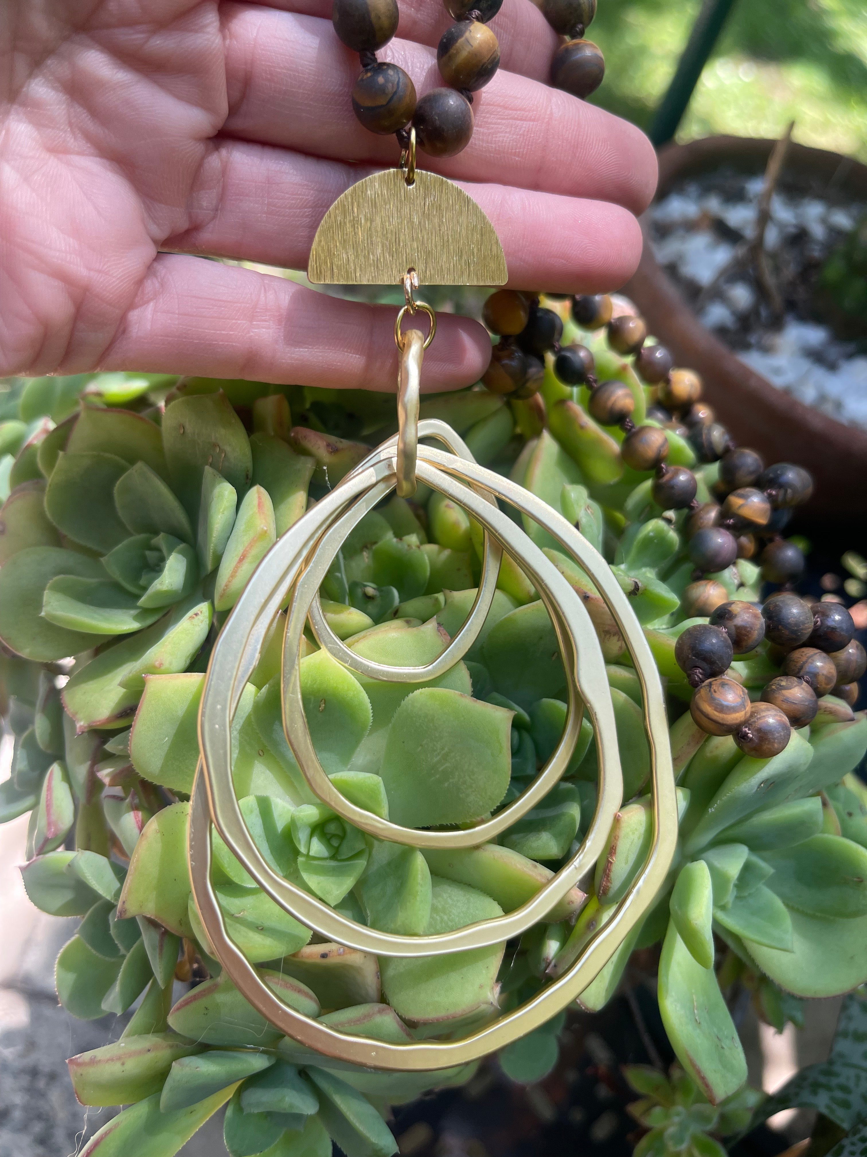 Collar Hippie Chic largo de piedras en tonos marron esmeriladas y elegante colgante dorado.