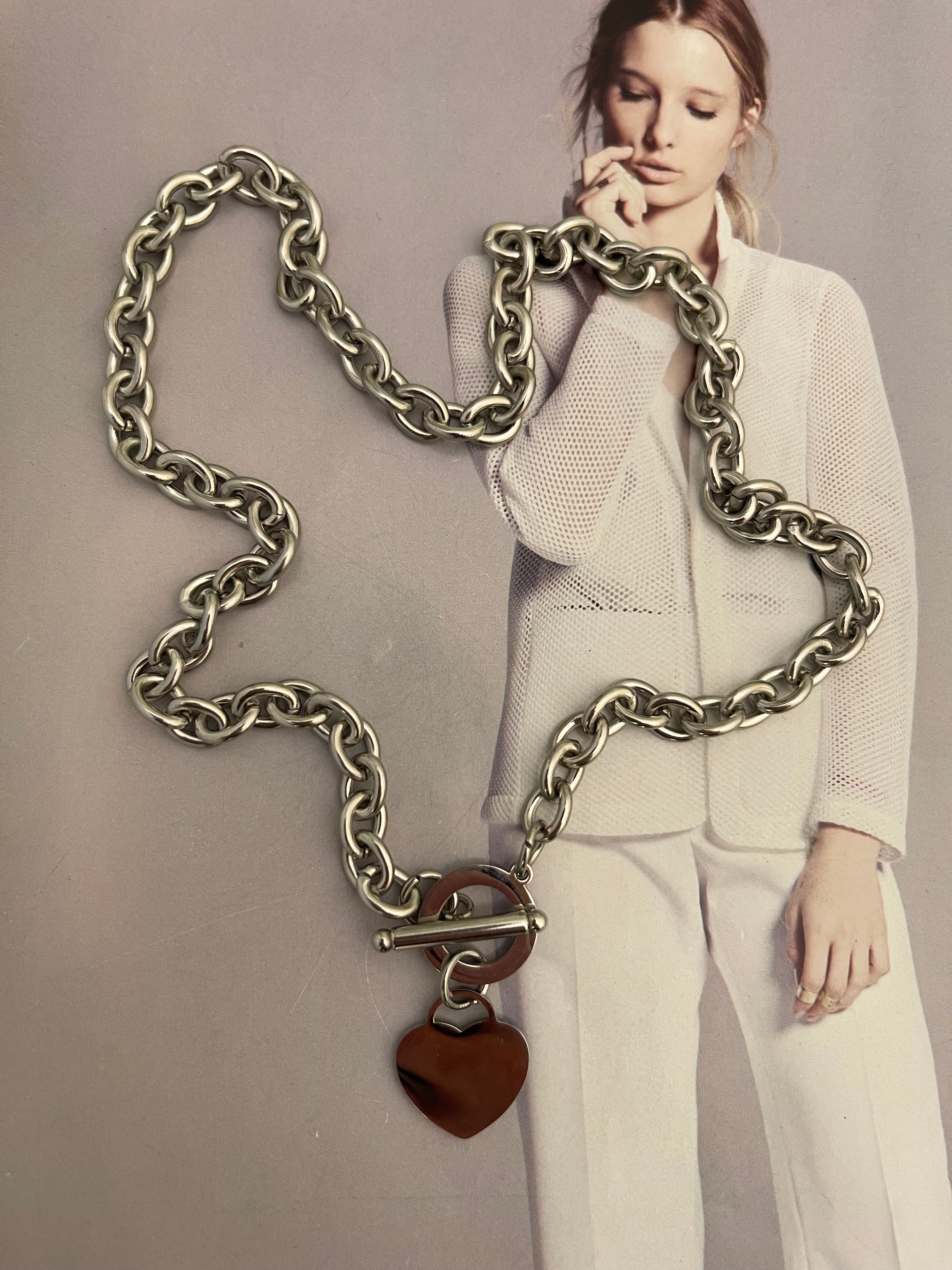 Collar Hippie Chic corto de acero inoxidable plateado con precioso corazon y broche OT.