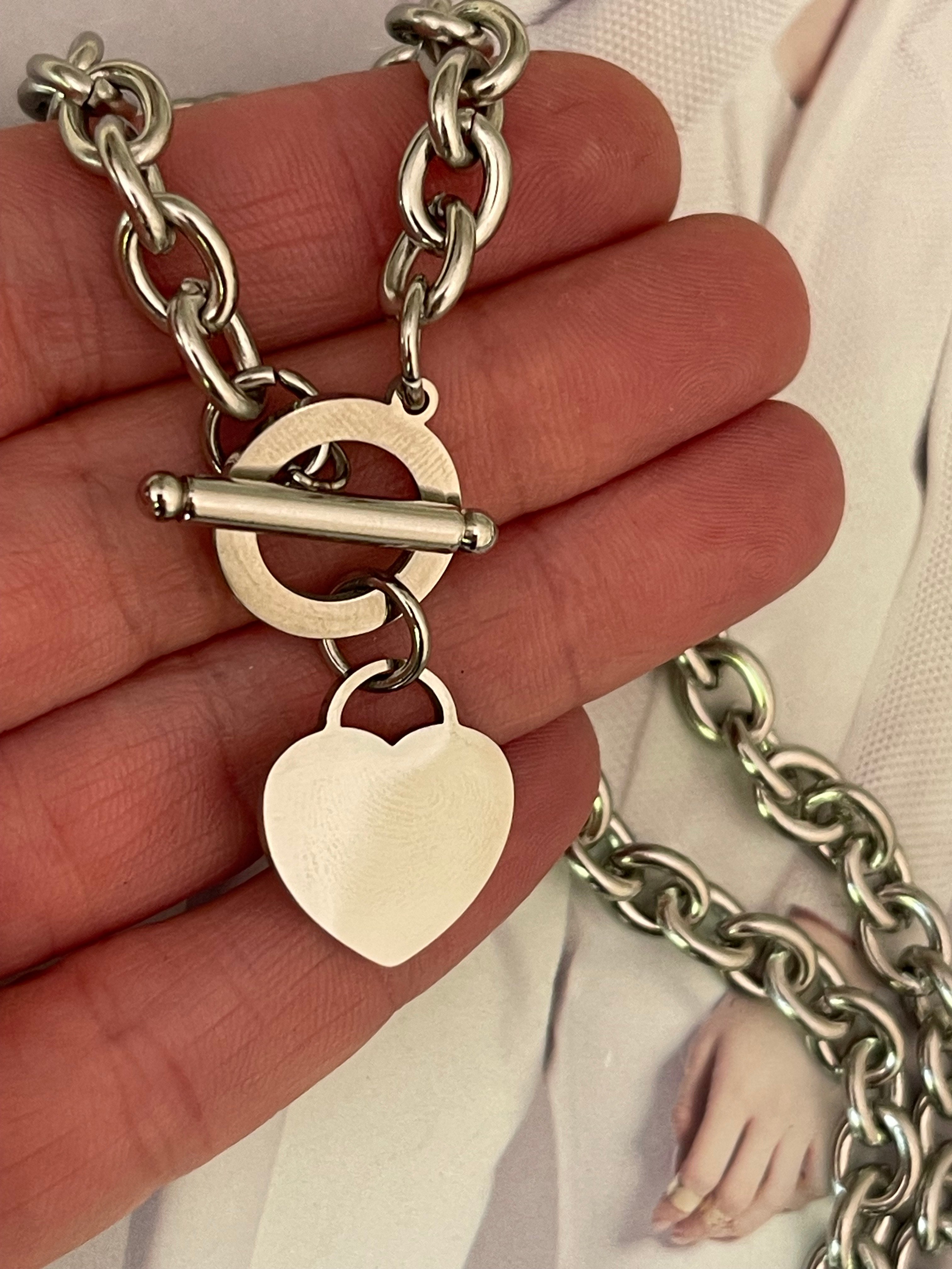 Collar Hippie Chic corto de acero inoxidable plateado con precioso corazon y broche OT.