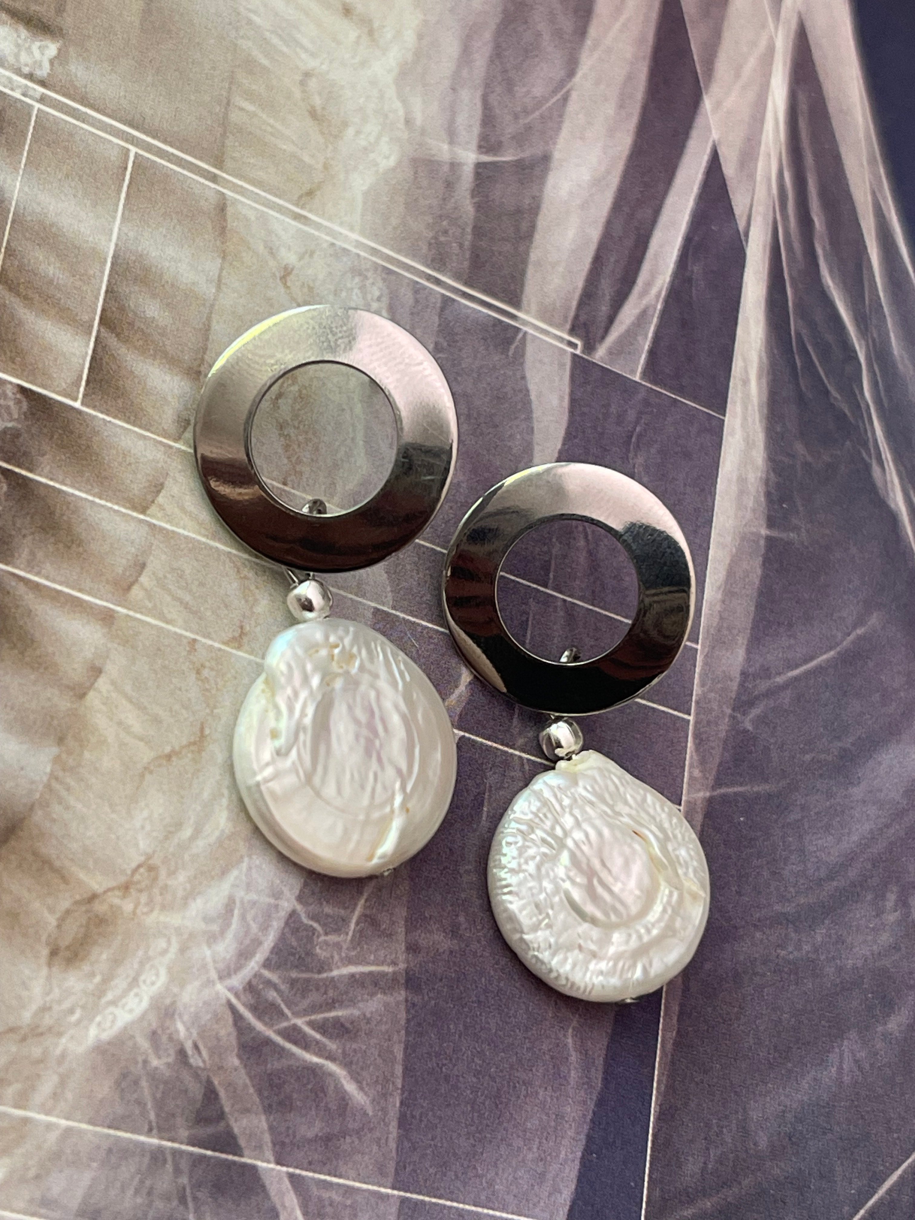 Aros Hippie Chic de acero inoxidable plateado y elegentes perlas naturales blancas. Largo 3.5 cm.