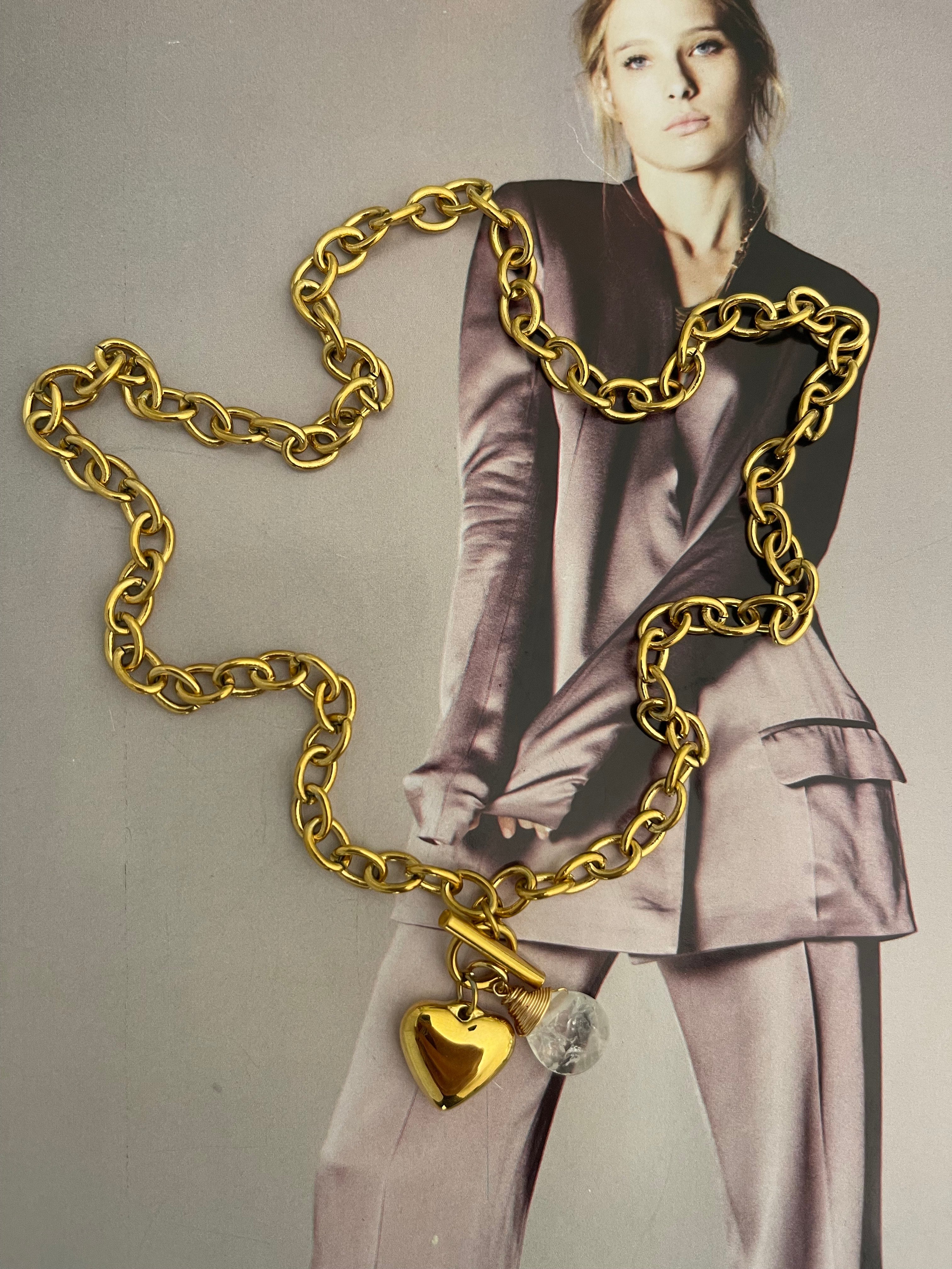 Collar Hippie Chic corto de acero inoxidable dorado y precioso colgante corazon y cuarzo semitranslusido.