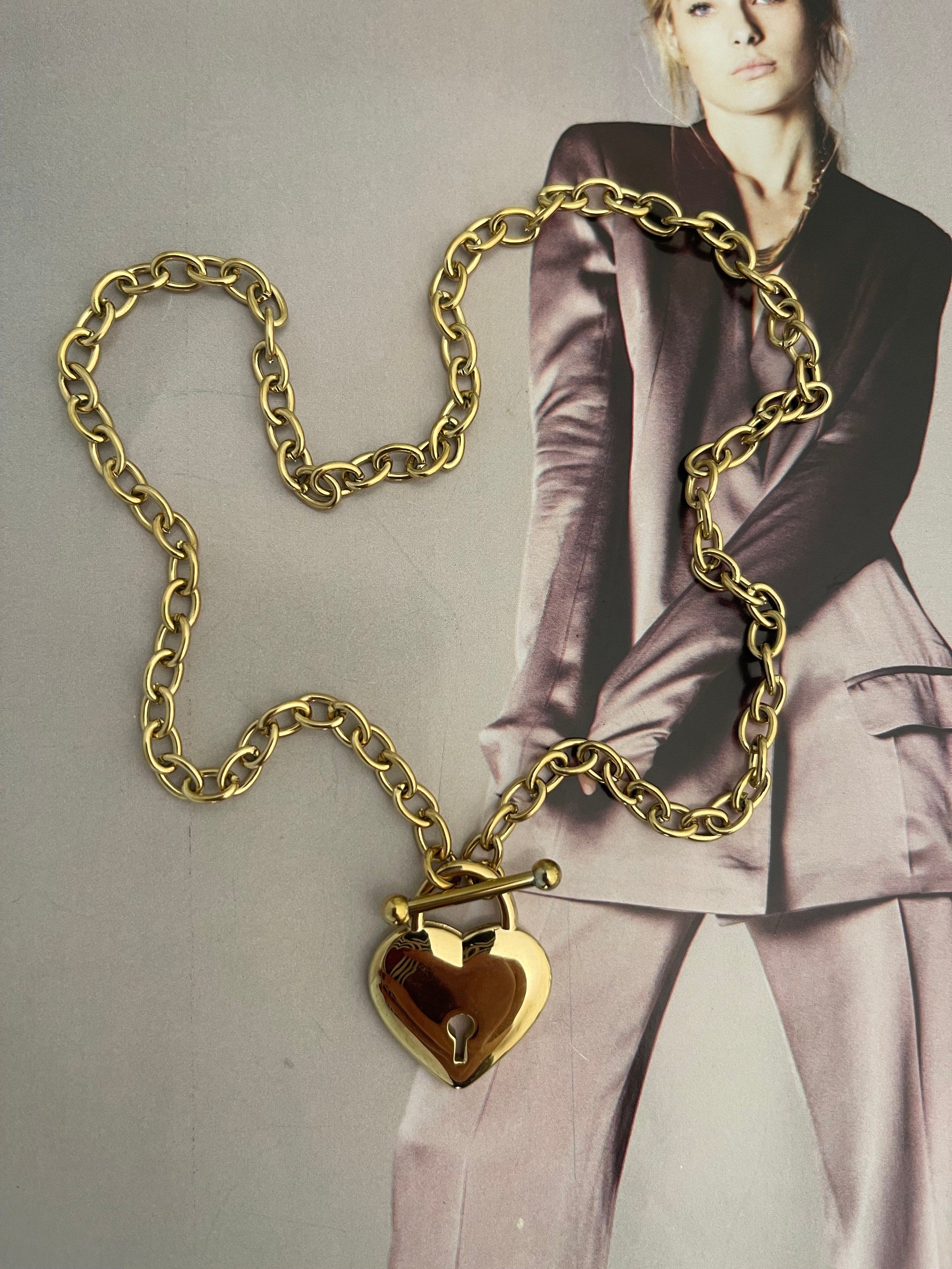 Collar Hippie Chic corto de acero inoxidable dorado y precioso colgante de corazon.