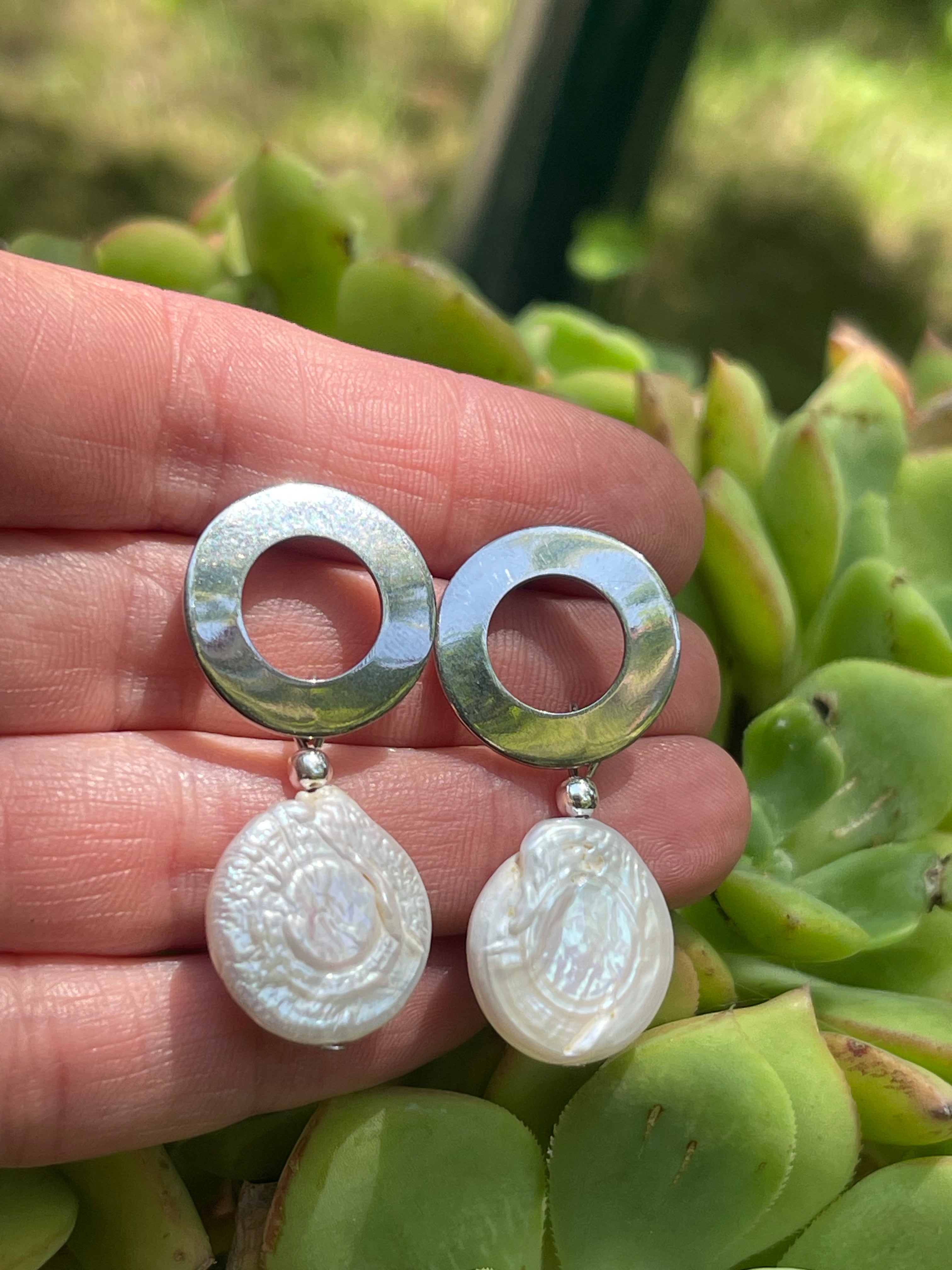 Aros Hippie Chic de acero inoxidable plateado y elegentes perlas naturales blancas. Largo 3.5 cm.