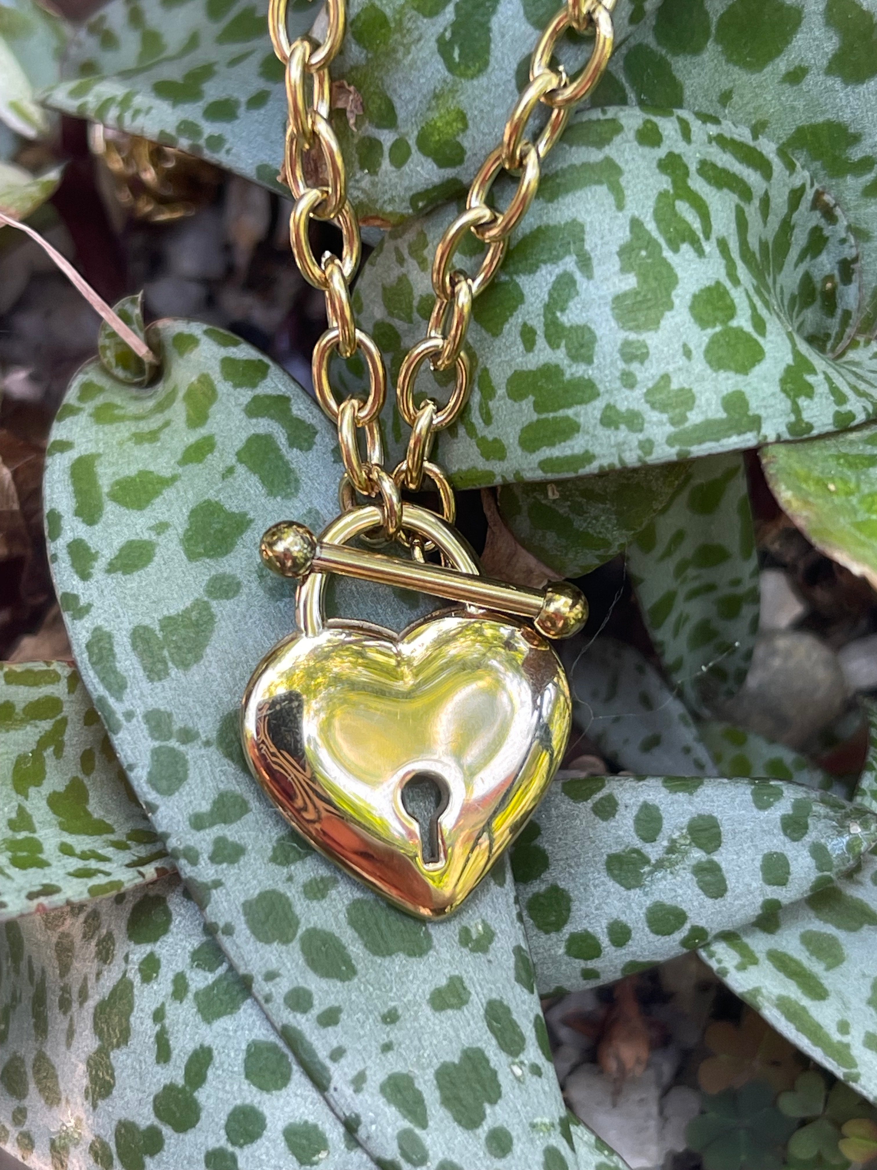 Collar Hippie Chic corto de acero inoxidable dorado y precioso colgante de corazon.