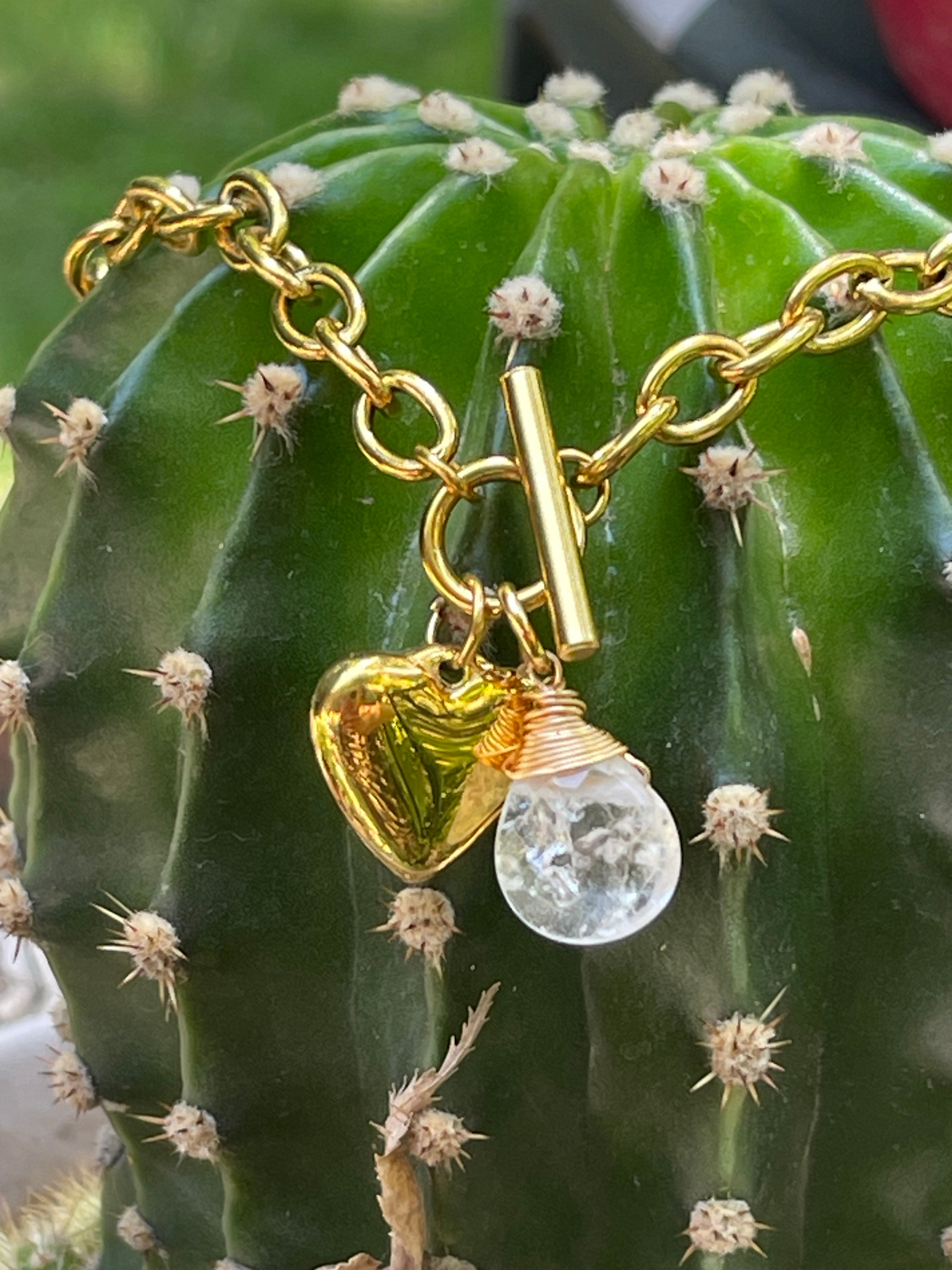 Collar Hippie Chic corto de acero inoxidable dorado y precioso colgante corazon y cuarzo semitranslusido.