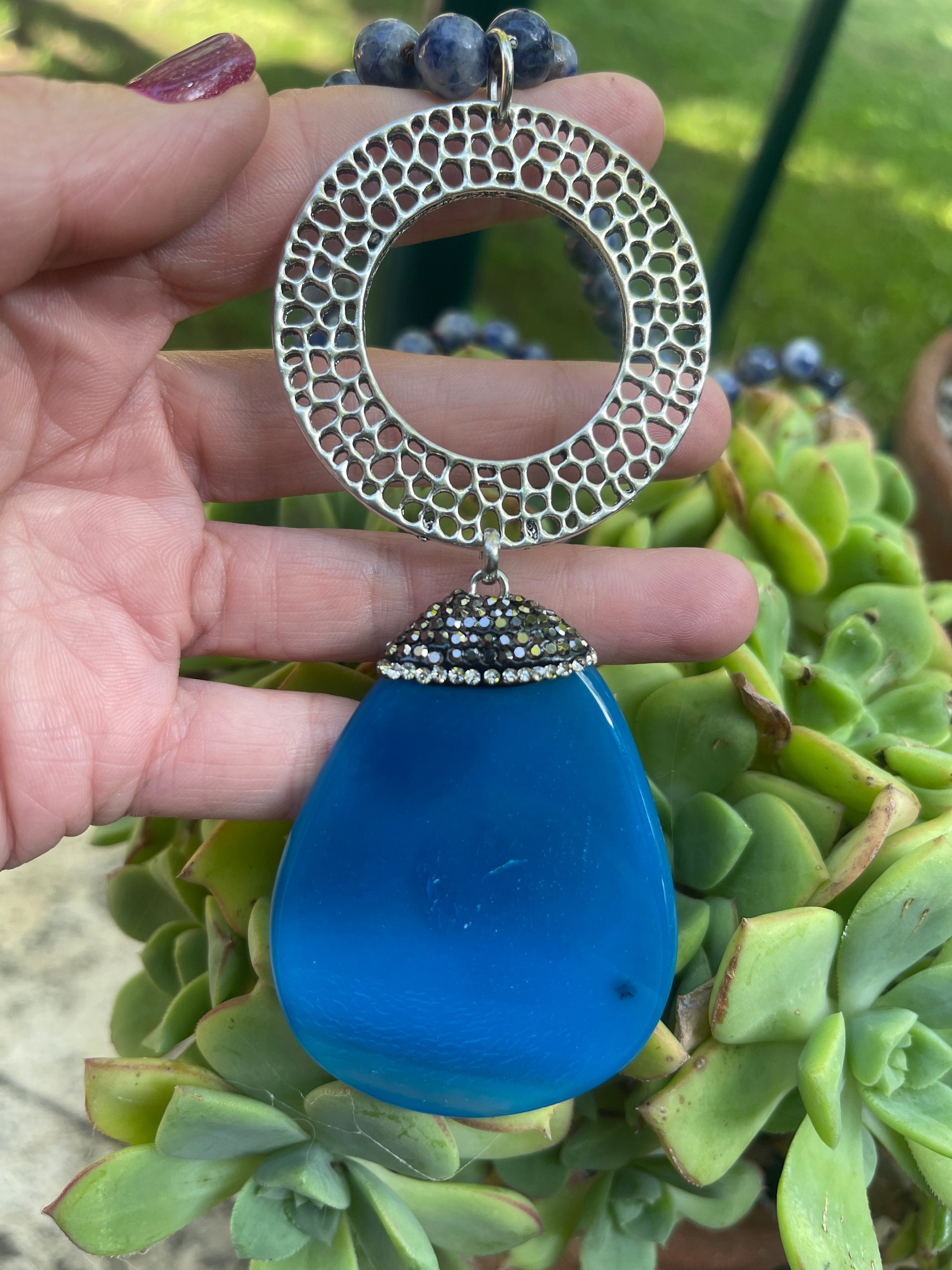 Collar Hippie Chic largo de piedras naturales anudadas en tonos azules con precioso colgante con detalles de cristales y base plateada.