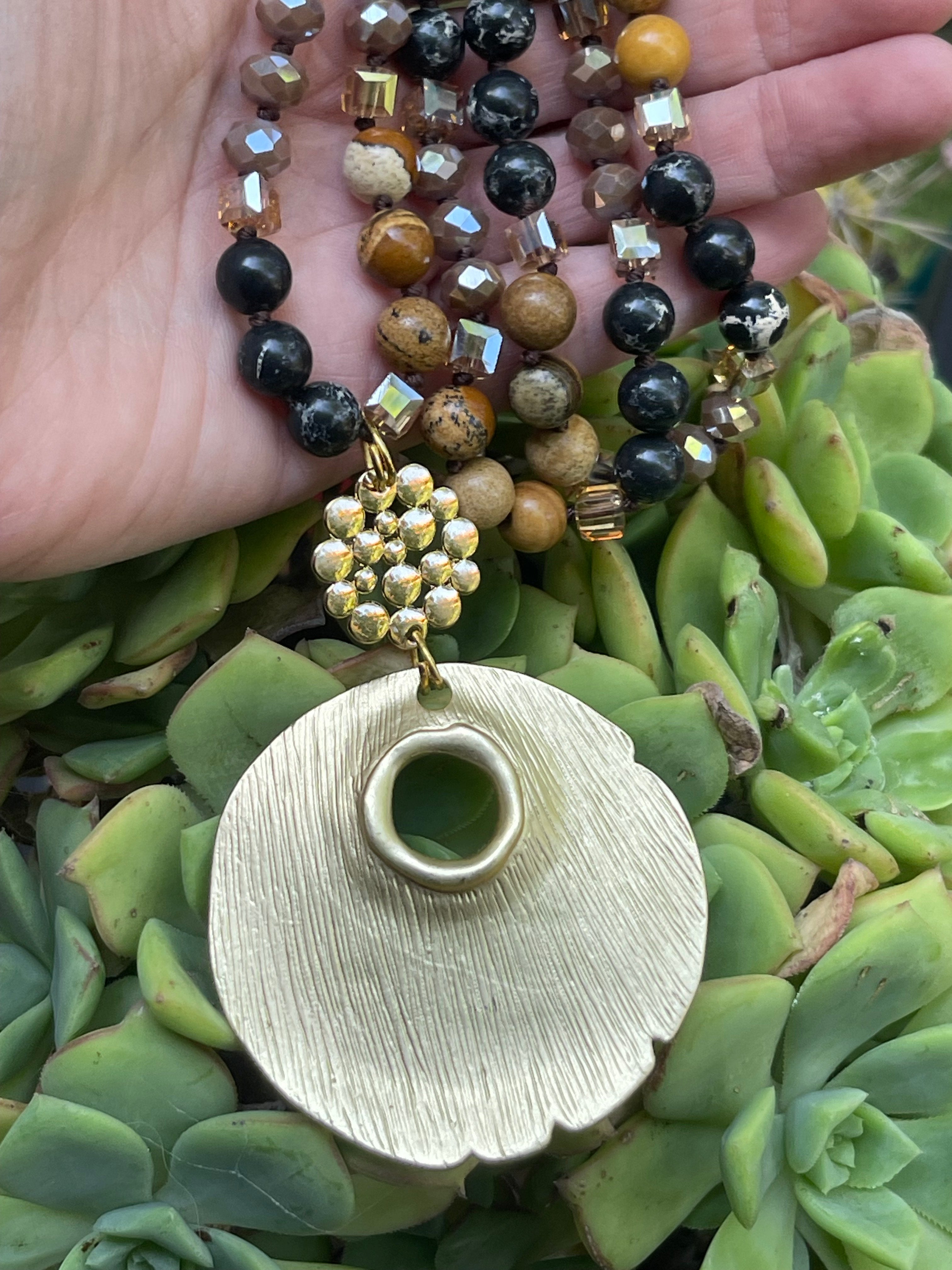 Collar Hippie Chic largo de piedras naturales y cristales anudados en tonos beige y negro con maravilloso colgante dorado.