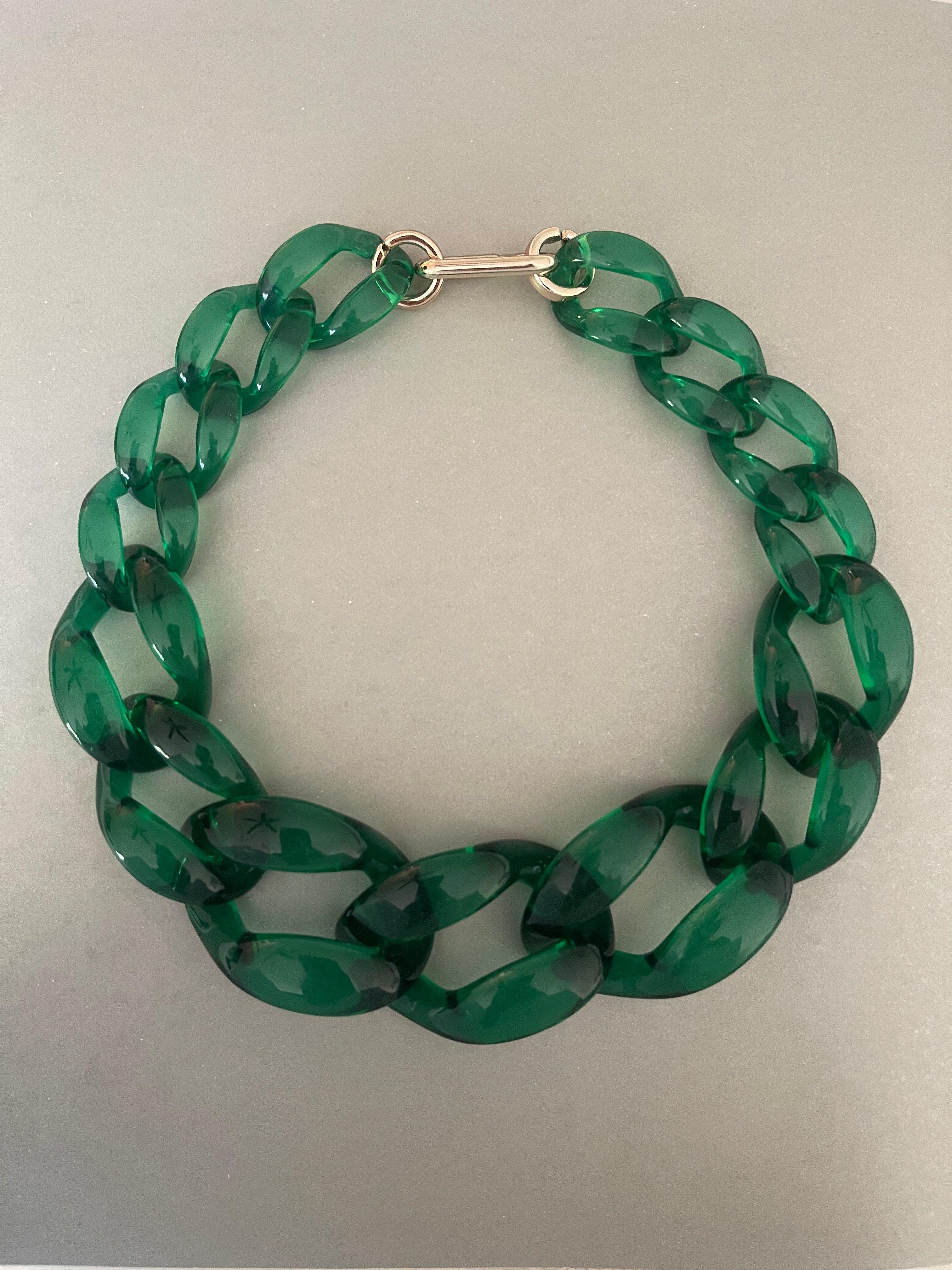 Collar Hippie Chic de acrilico en espectacular color verde ingles translusido y broche dorado.