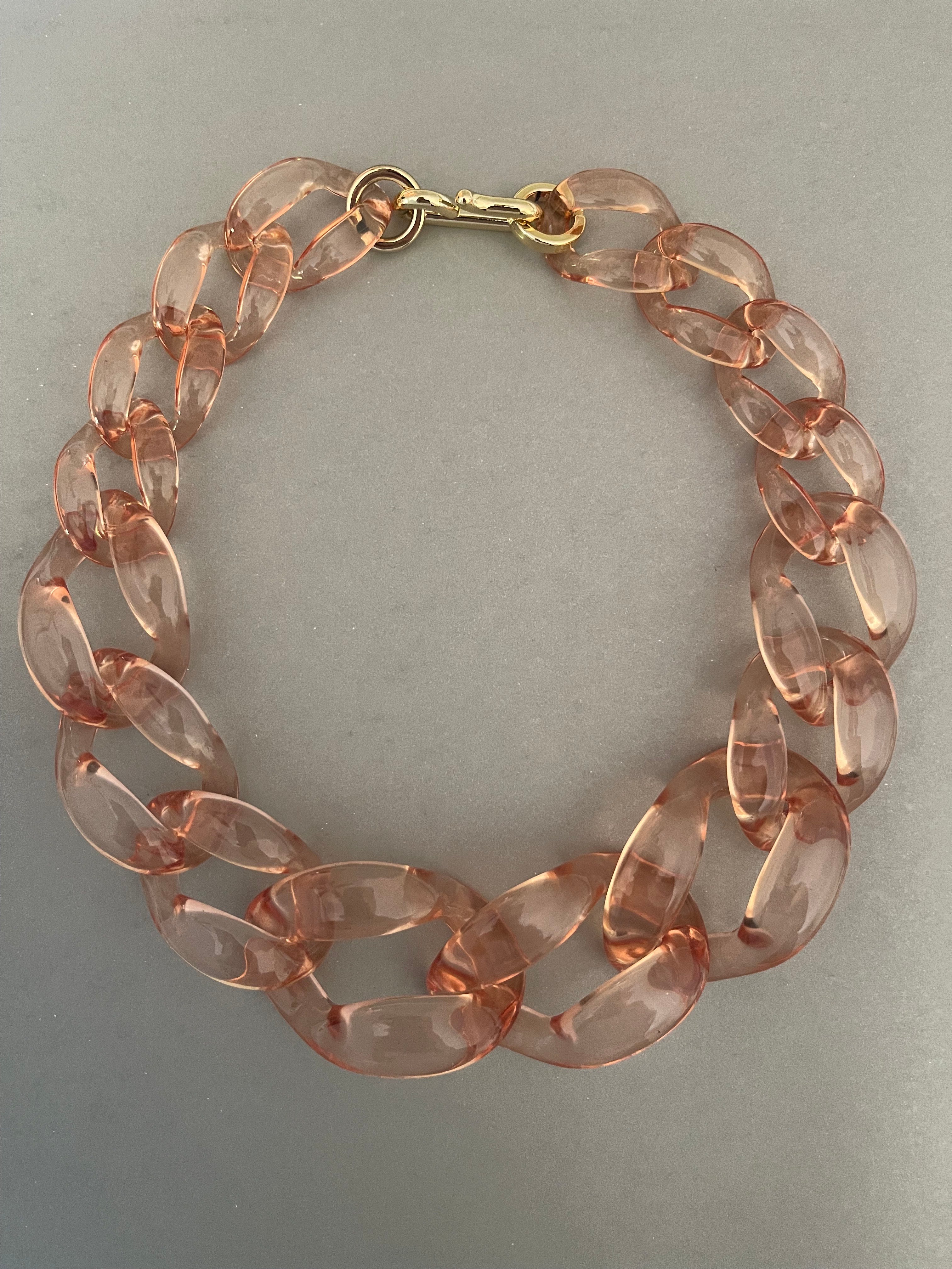 Collar Hippie Chic coro de acrilico en elegante color champaña translusido y cierre dorado.