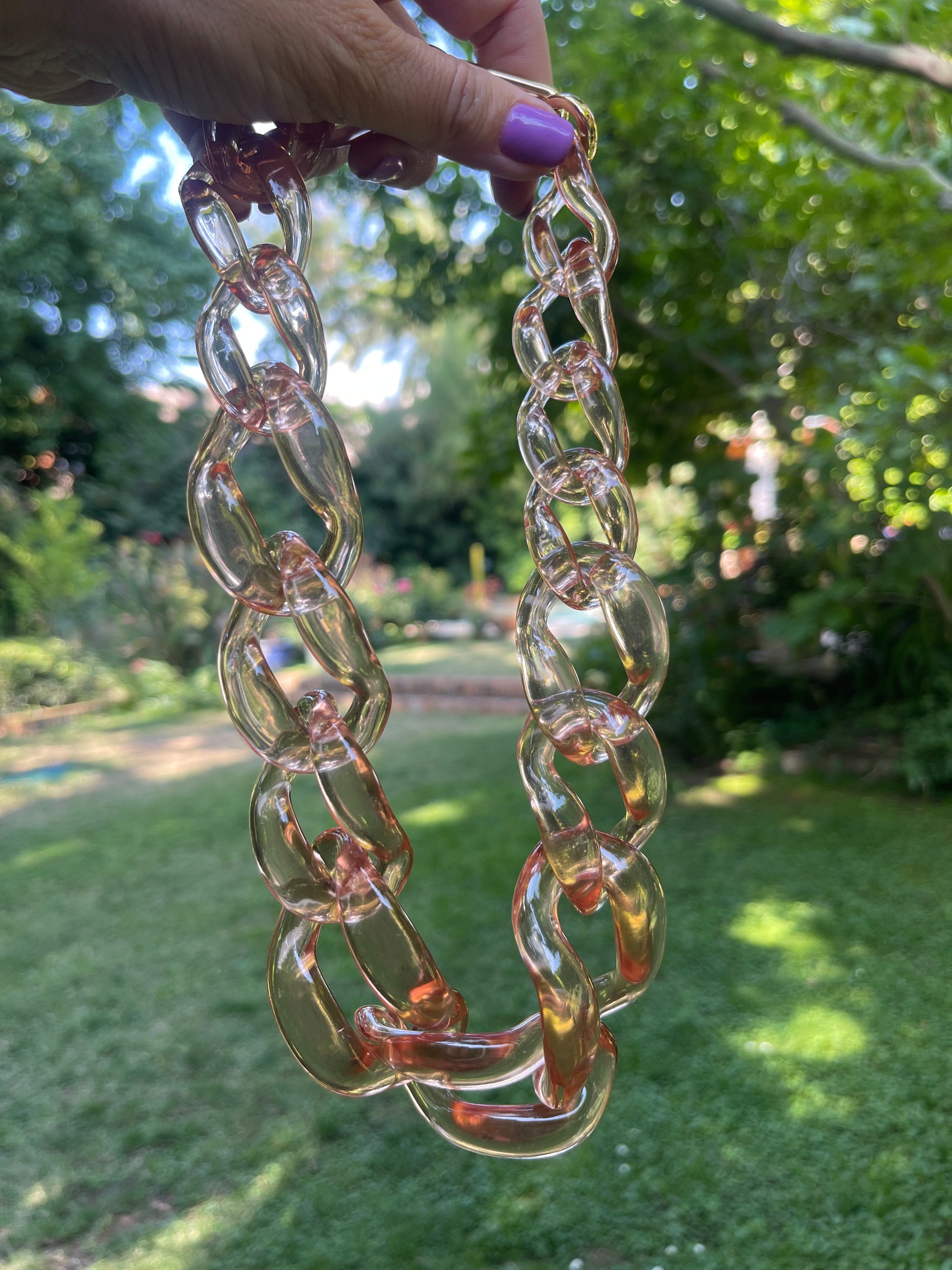 Collar Hippie Chic coro de acrilico en elegante color champaña translusido y cierre dorado.