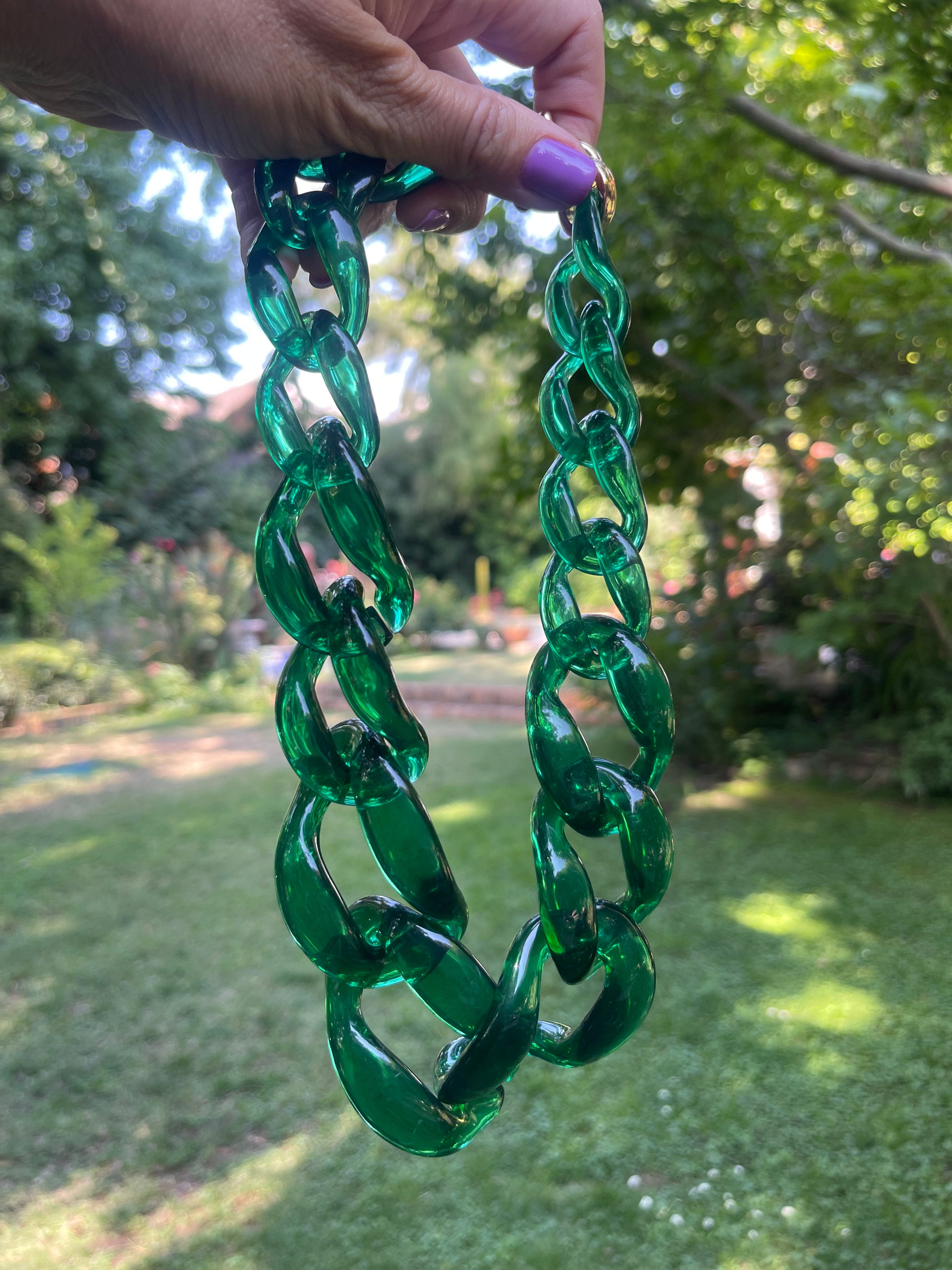 Collar Hippie Chic de acrilico en espectacular color verde ingles translusido y broche dorado.