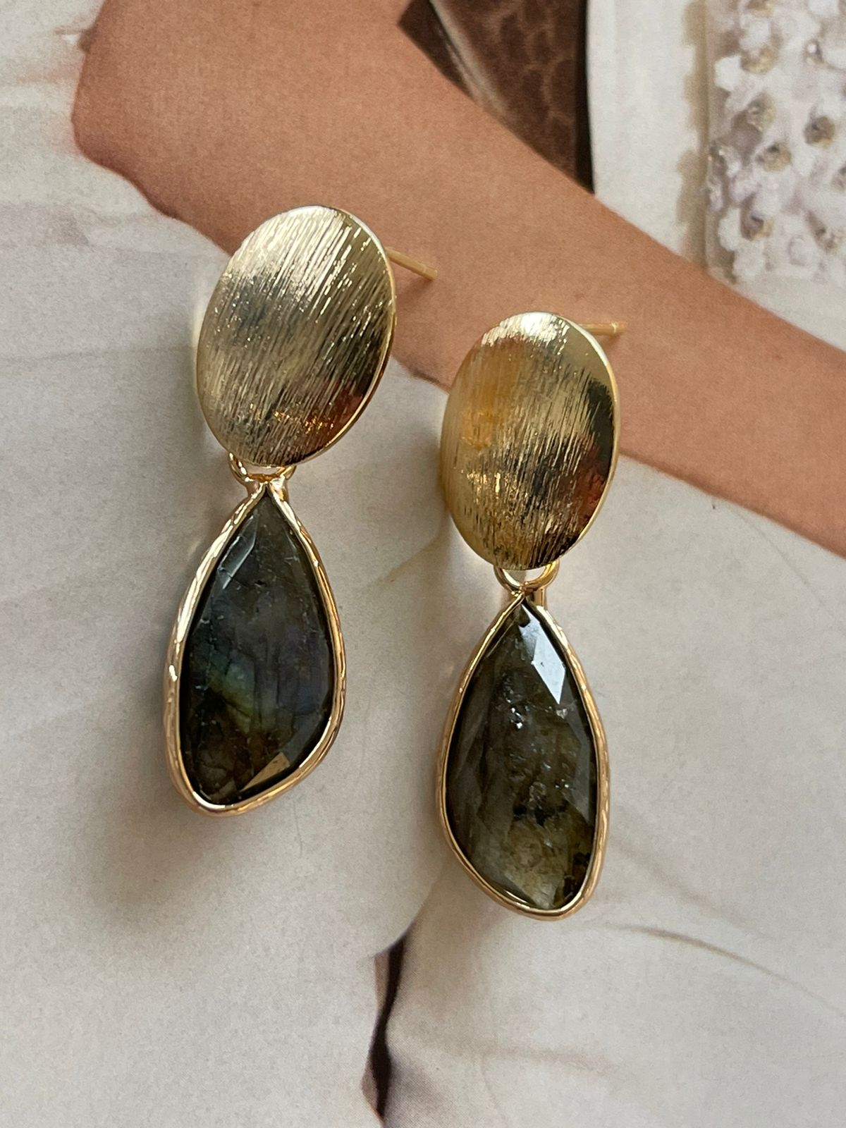 Aros Hippie Chic bañados en oro con preciosa piedra natural Labradorita.