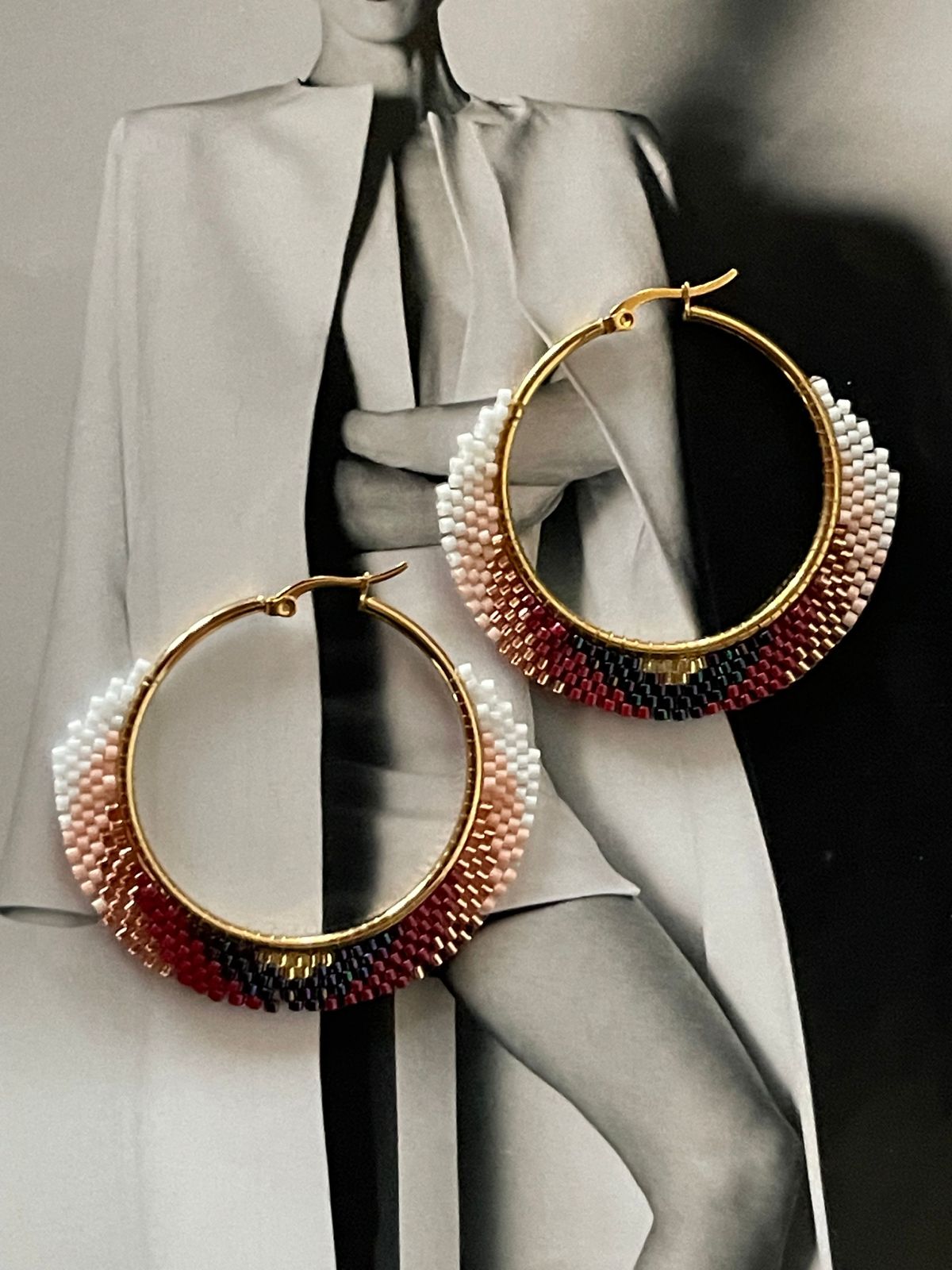 Aros Hippie Chic con base de acero inoxidable dorado y mostacillas Miyuki en tonos blancos, rosas, granate, negras y doradas.
