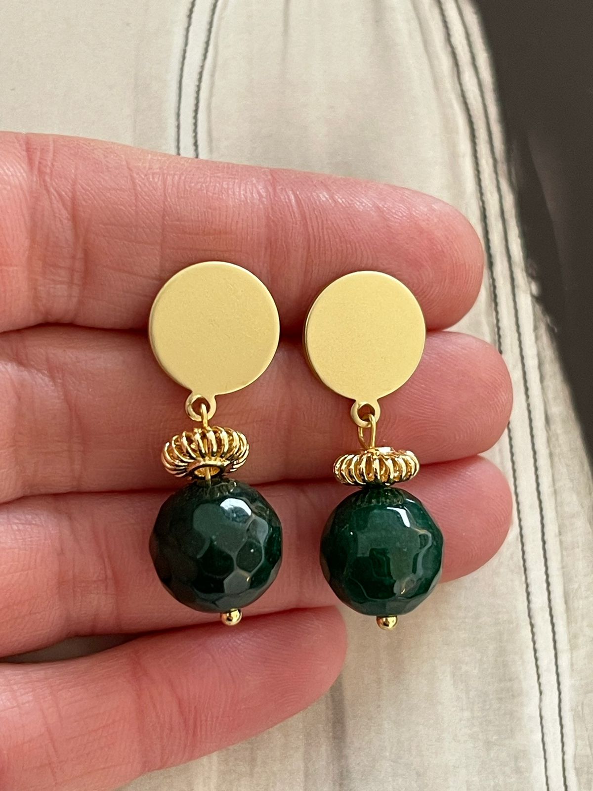 Aros Hippie Chic bañados en oro con elegante Agata facetada verde oscuro.