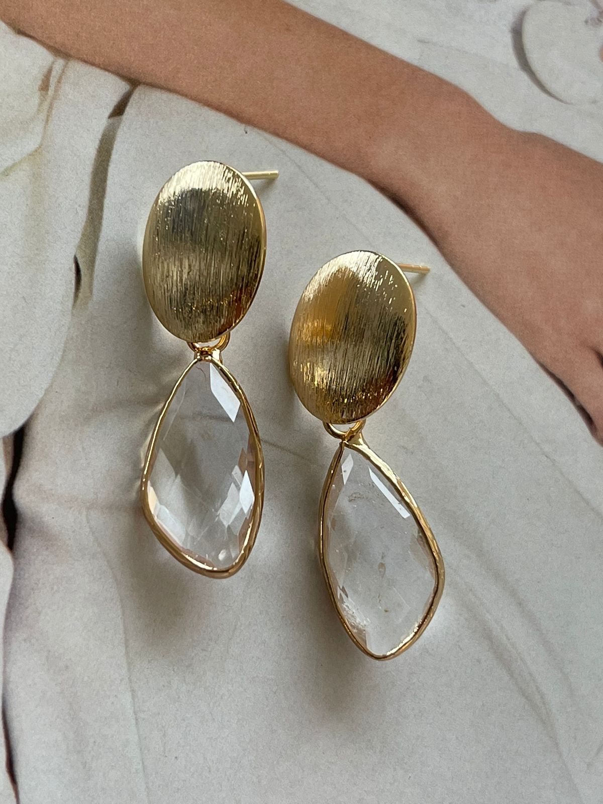 Aros Hippie Chic bañados en oro con precioso cuarzo natural translucido facetado