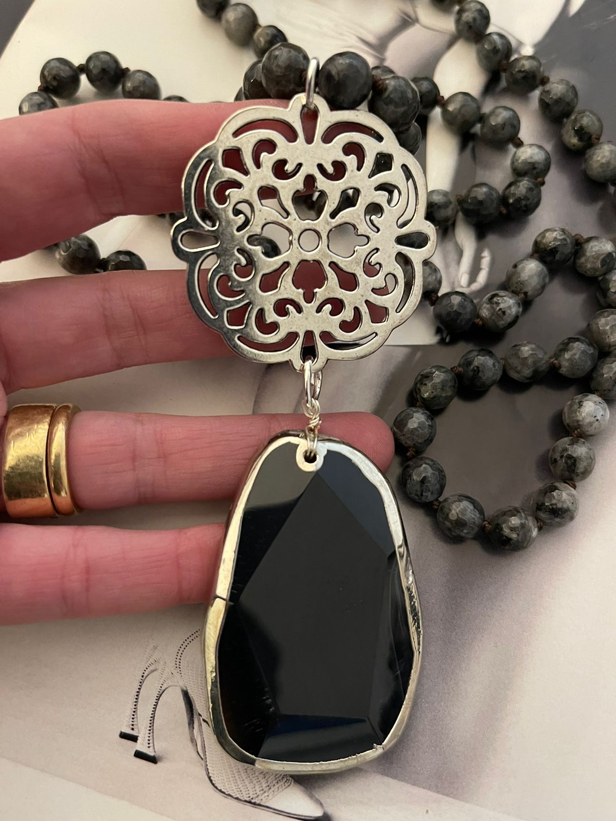 Collar Hippie Chic largo de piedras Onix anudadas en tonos negros y grises. Colgante de Onix negro y base plateada.