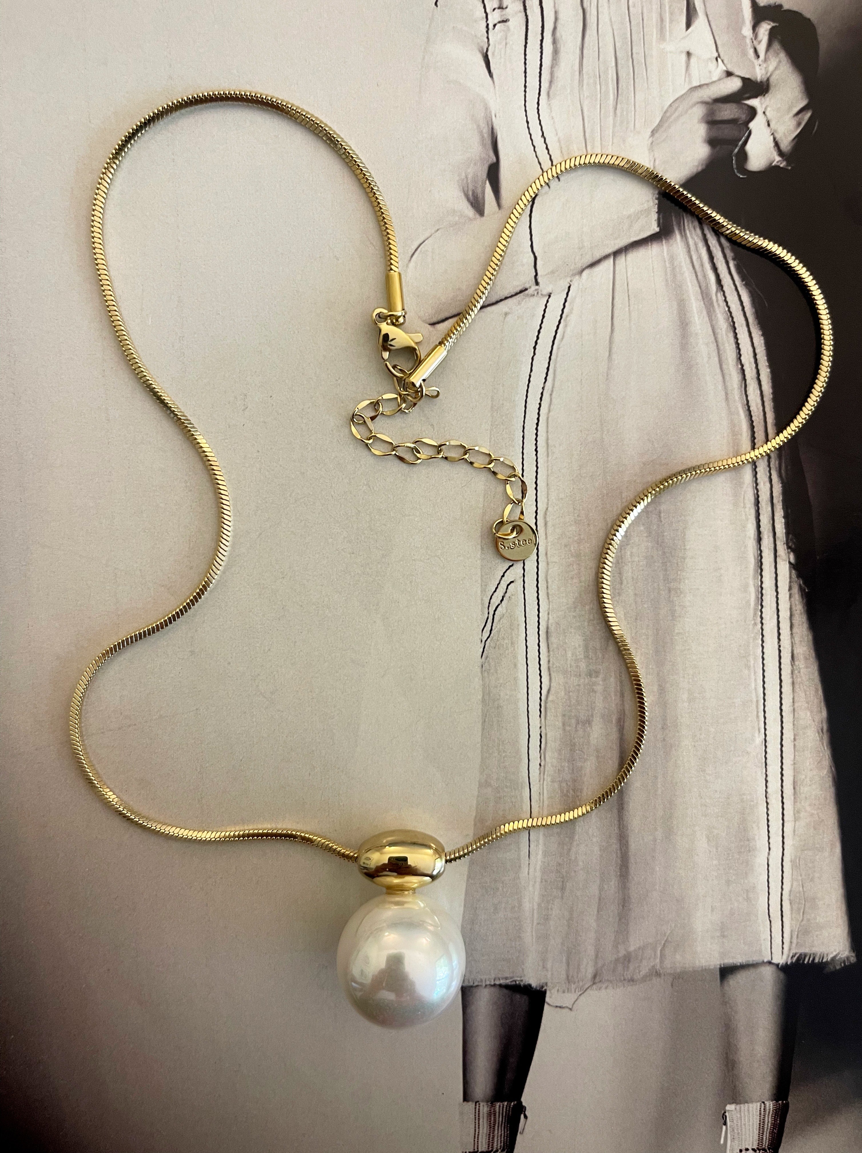 Collar Hippie Chic corto de acero inoxidable dorado y elegante perla blanca de fantasia fina. Largo total 47 cm.