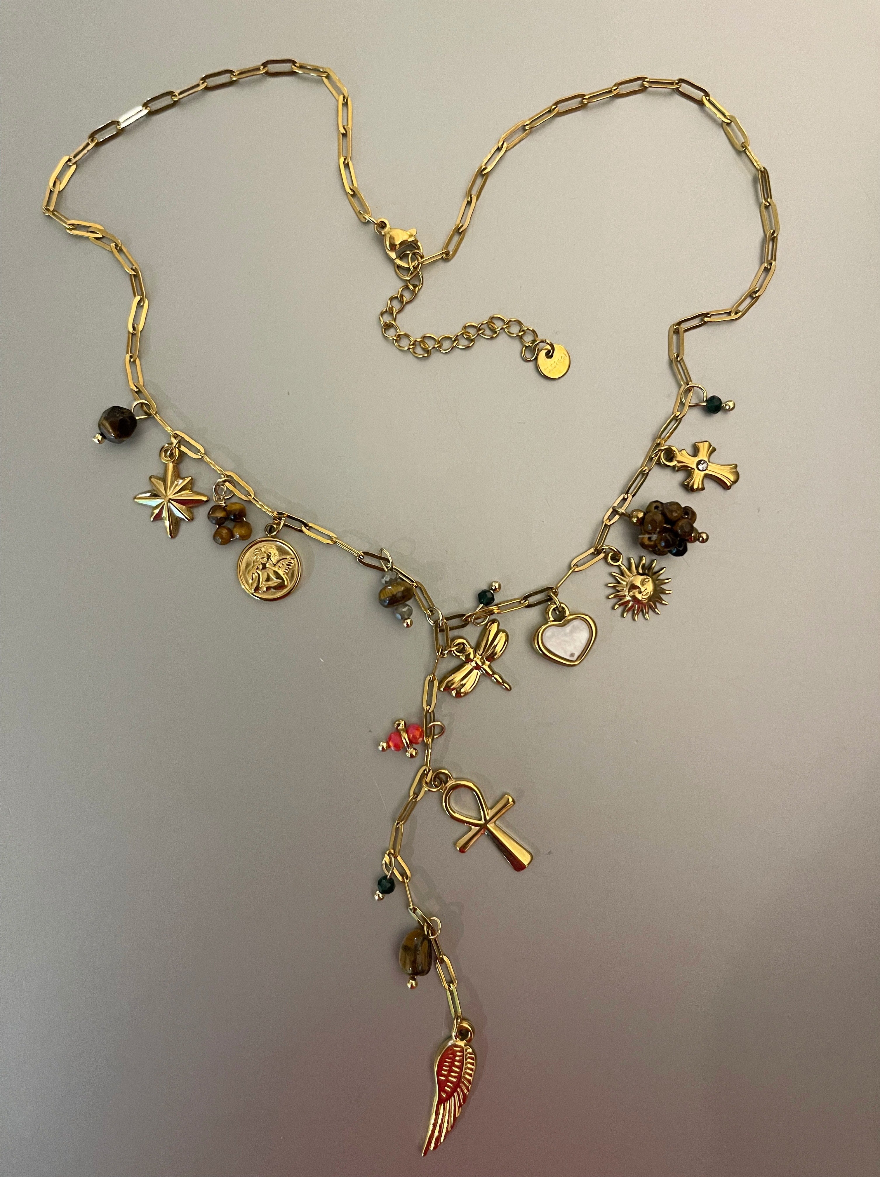 Collar Hippie Chic corto con cadena de acero inoxidable dorado y preciosos mini colgantes en acero y piedras naturales.