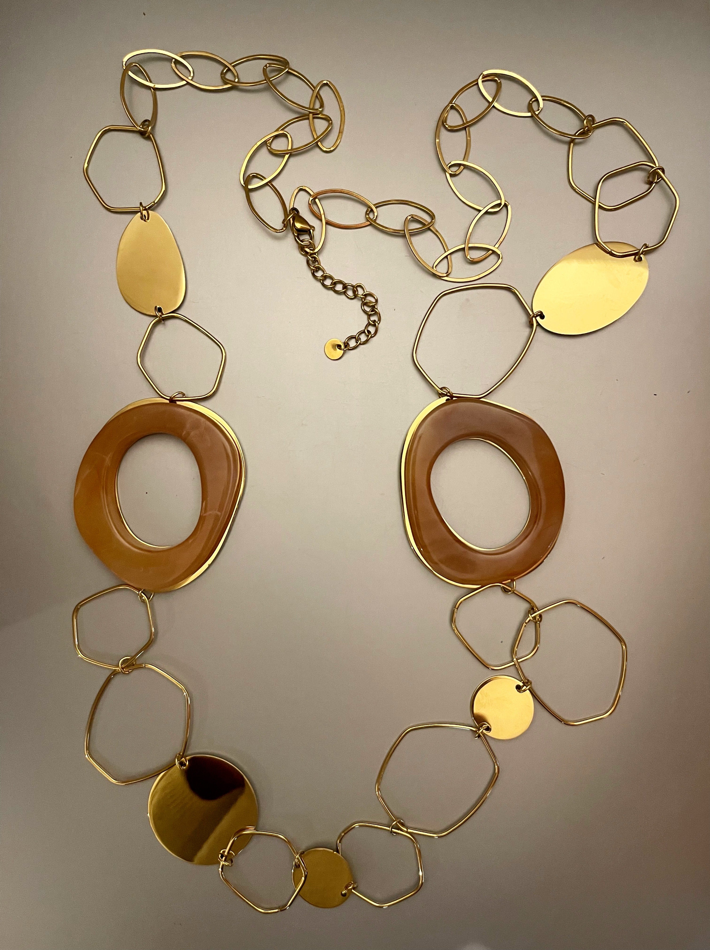 Collar Hippie Chic largo de acero inoxidable dorado y preciosos detalles en acrilico caramelo. Largo 1.10 cm.