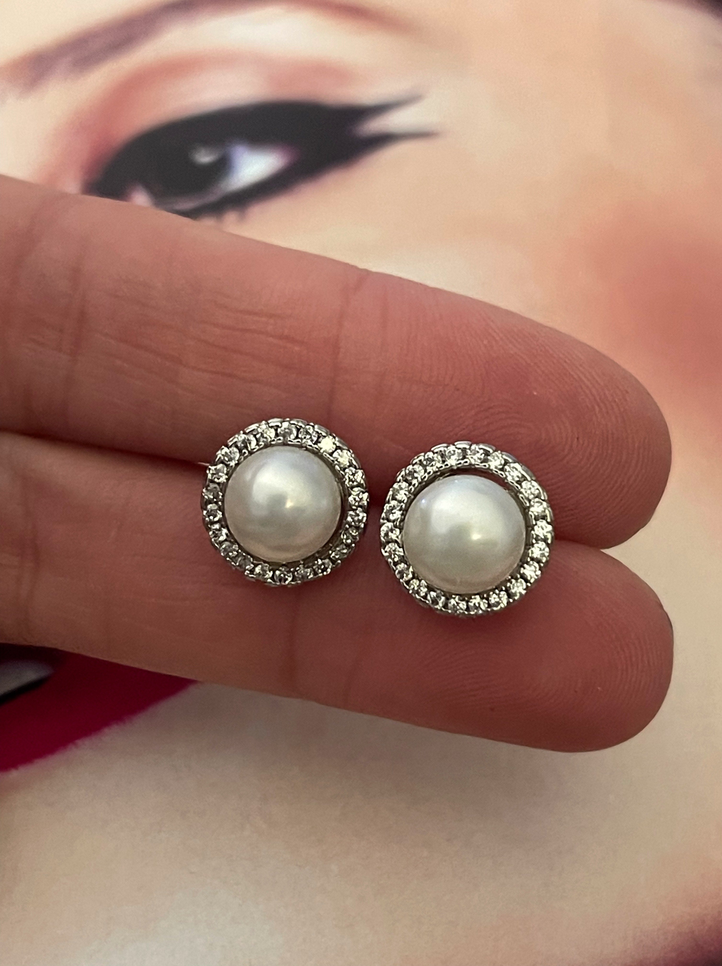 Aros Hippie Chic de preciosas perlas naturales blancas, bañados en plata y elegantes circones en su contorno. Diametro 1.2 cm.