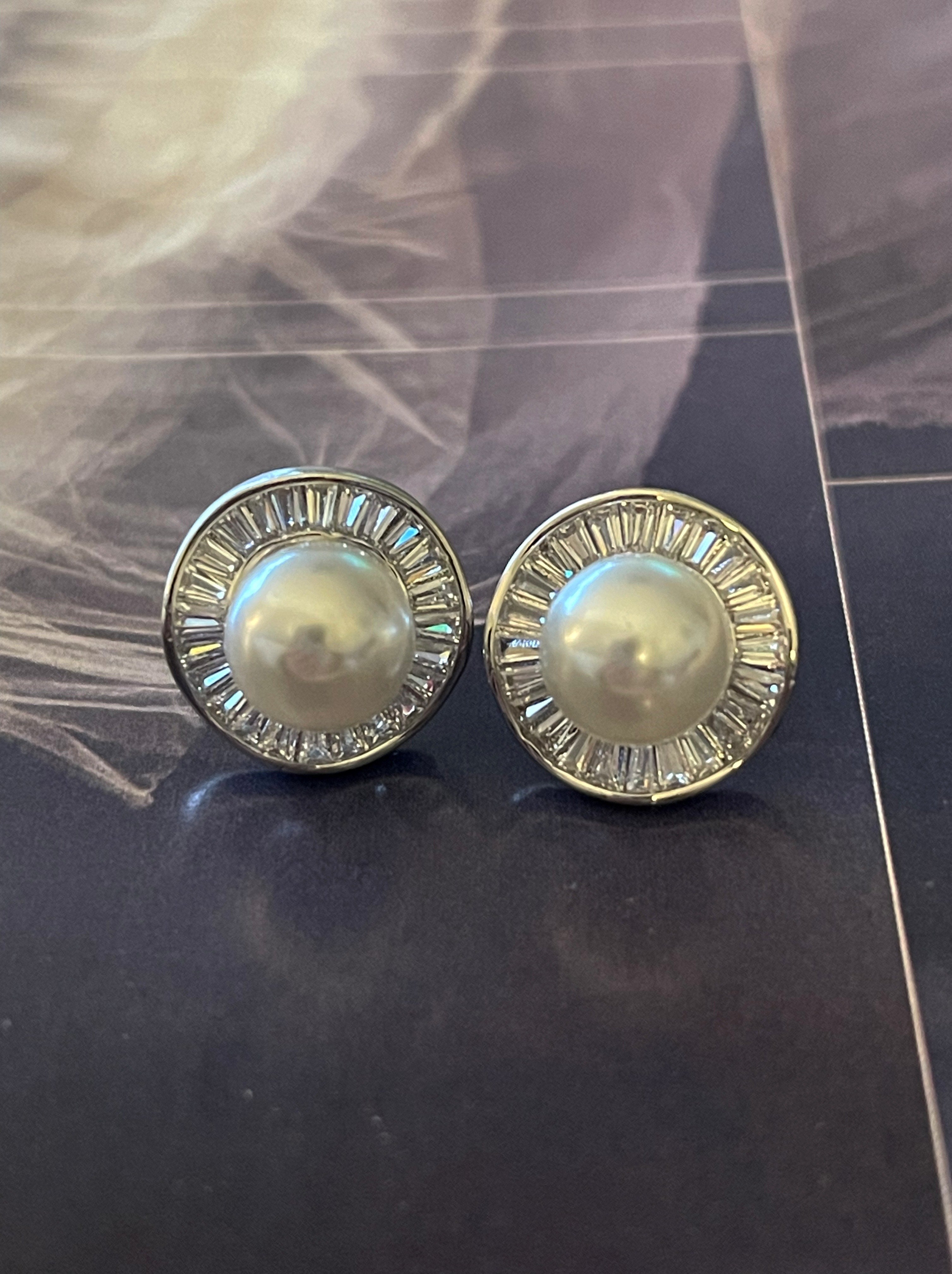 Aros Hippie Chic con elegantes perlas blancas de fantasia fina y circones tipo baguette por el contorno. Diametro 1.5 cm.