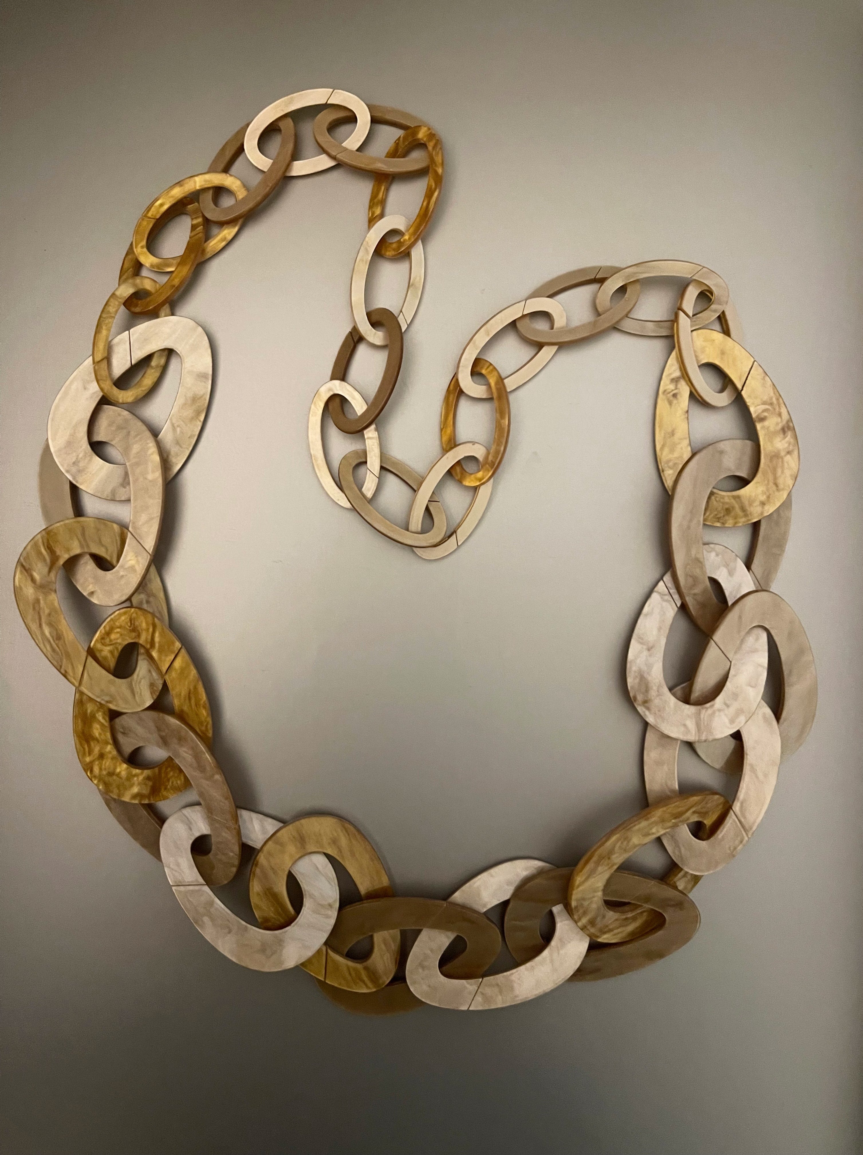 Collar Hippie Chic largo de acrilico en preciosos tonos color caramelo. Largo 96 cm.