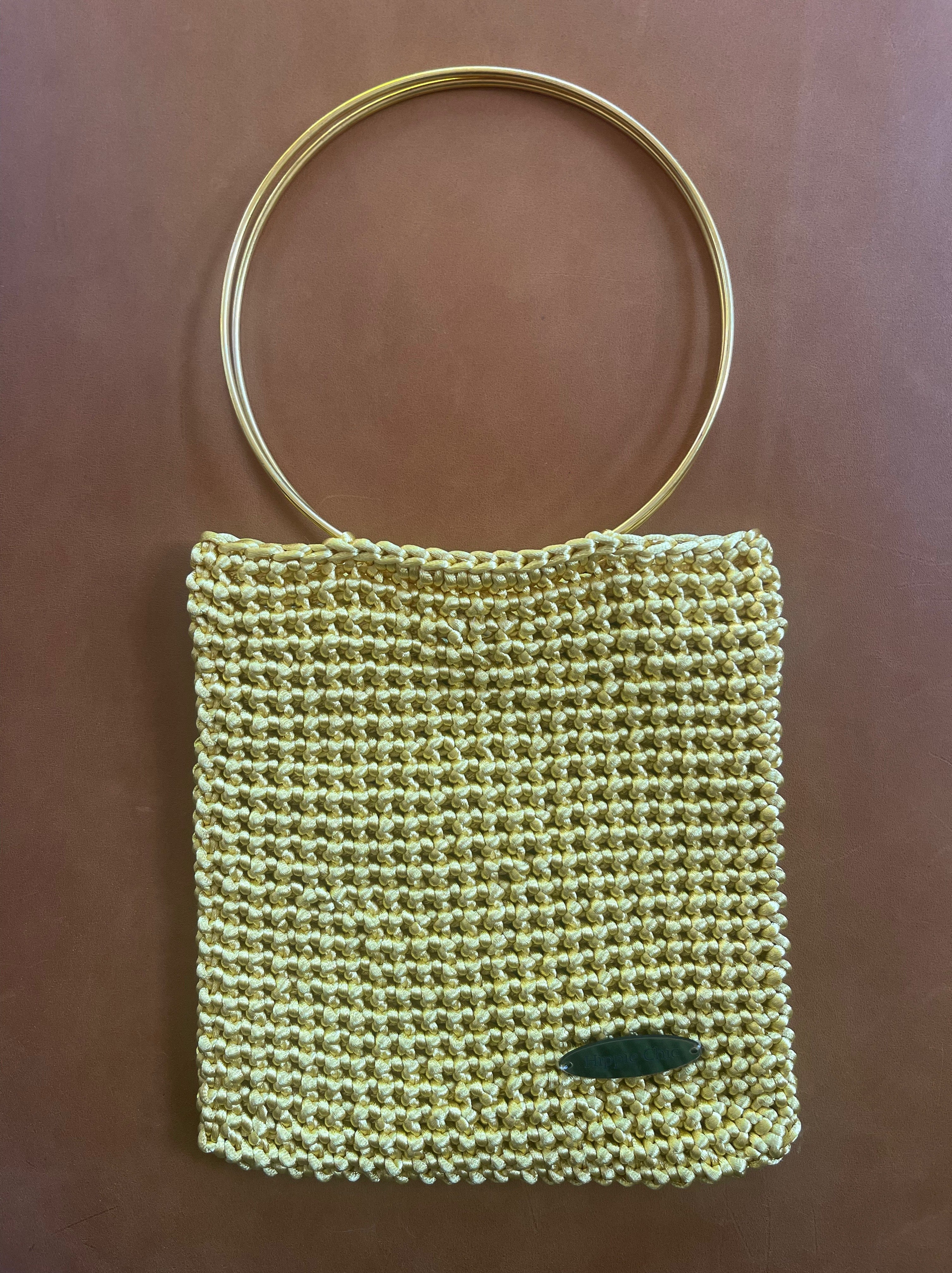 Cartera Hippie Chic en precioso color dorado, tejida a crochet con mango dorado.