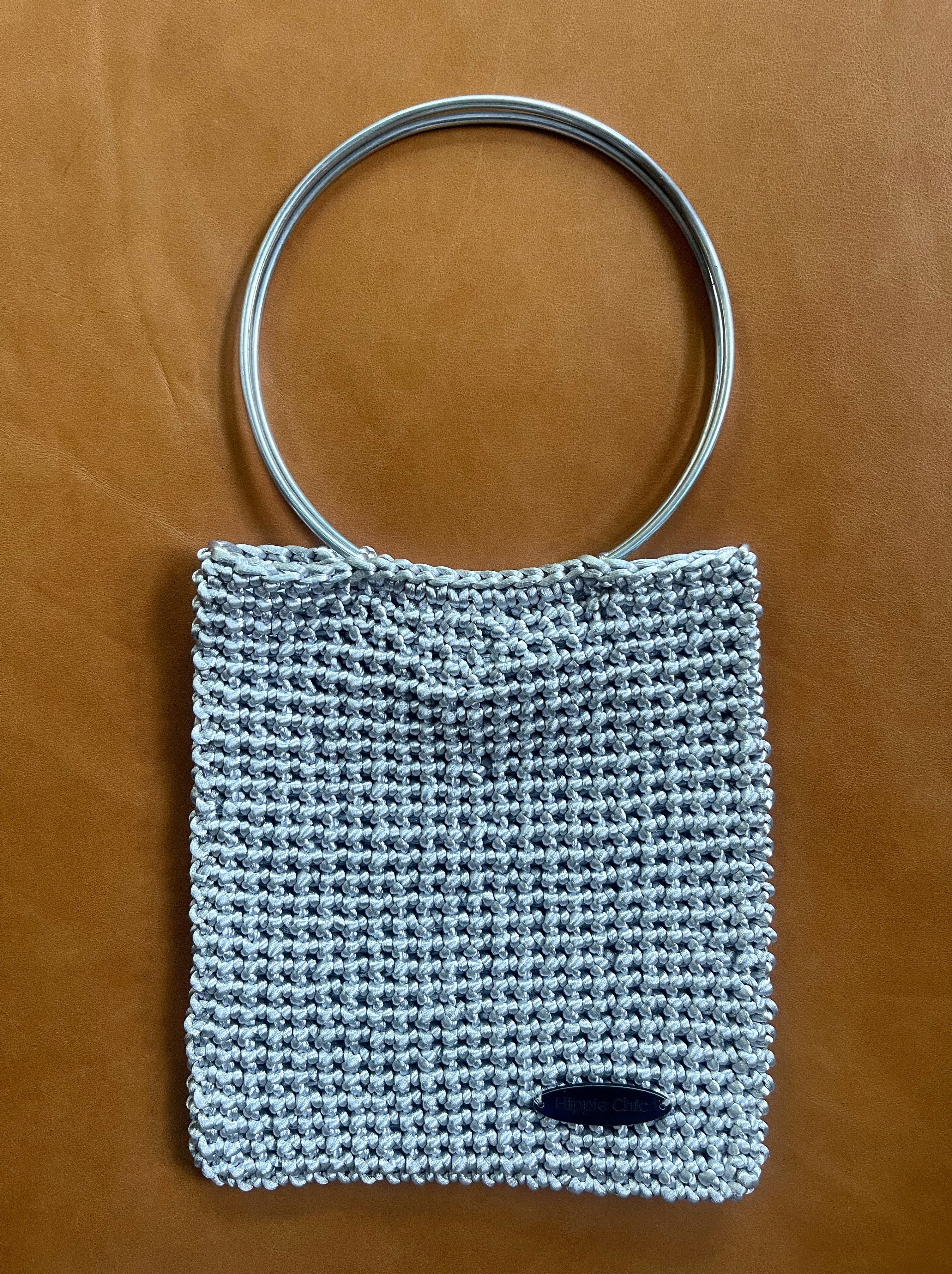 Cartera Hippie Chic en moderno color plateado, tejida a crochet con mango plateado.
