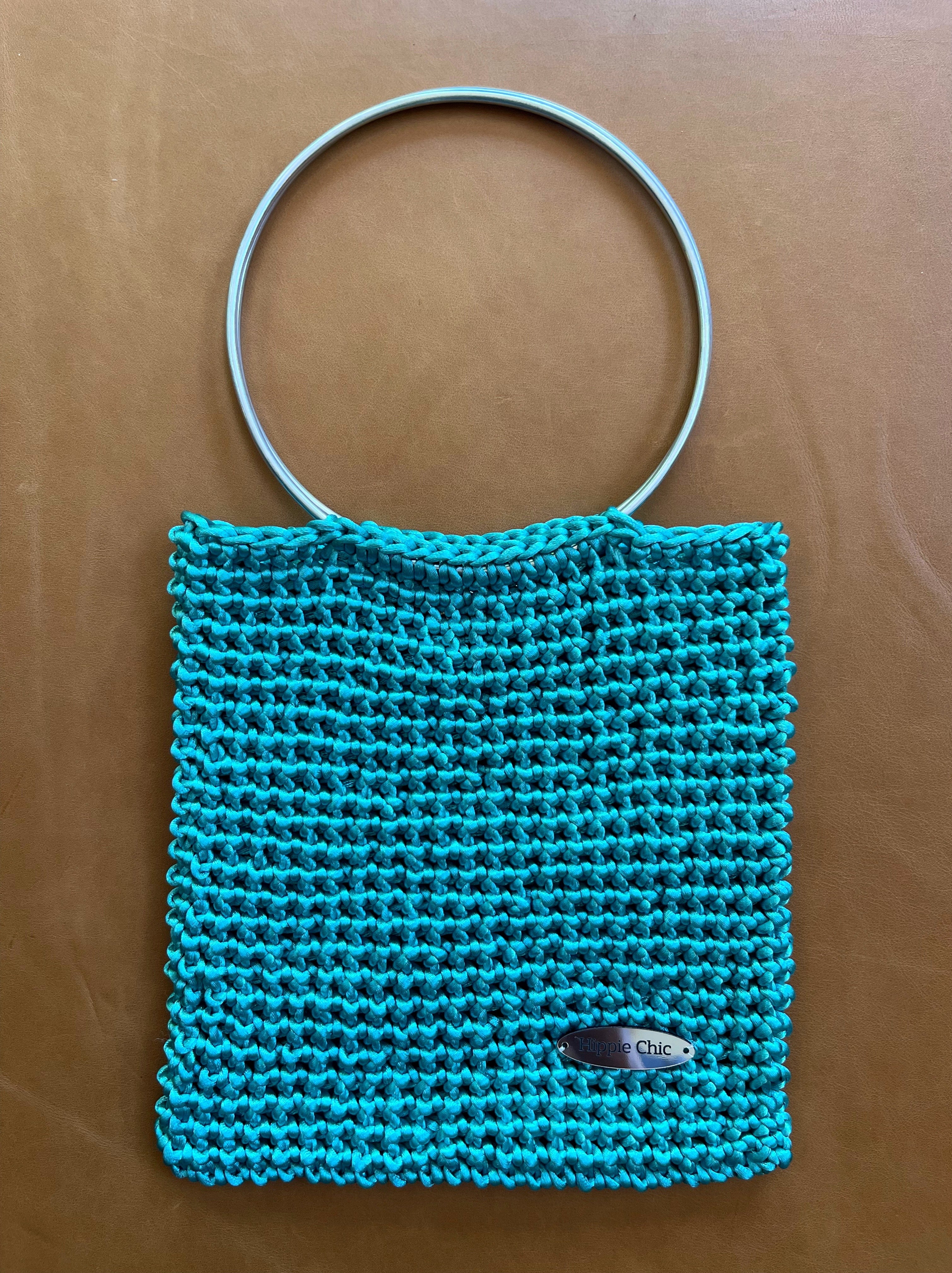 Cartera Hippie Chic tejida a crochet de precioso color turquesa con mango plateado.