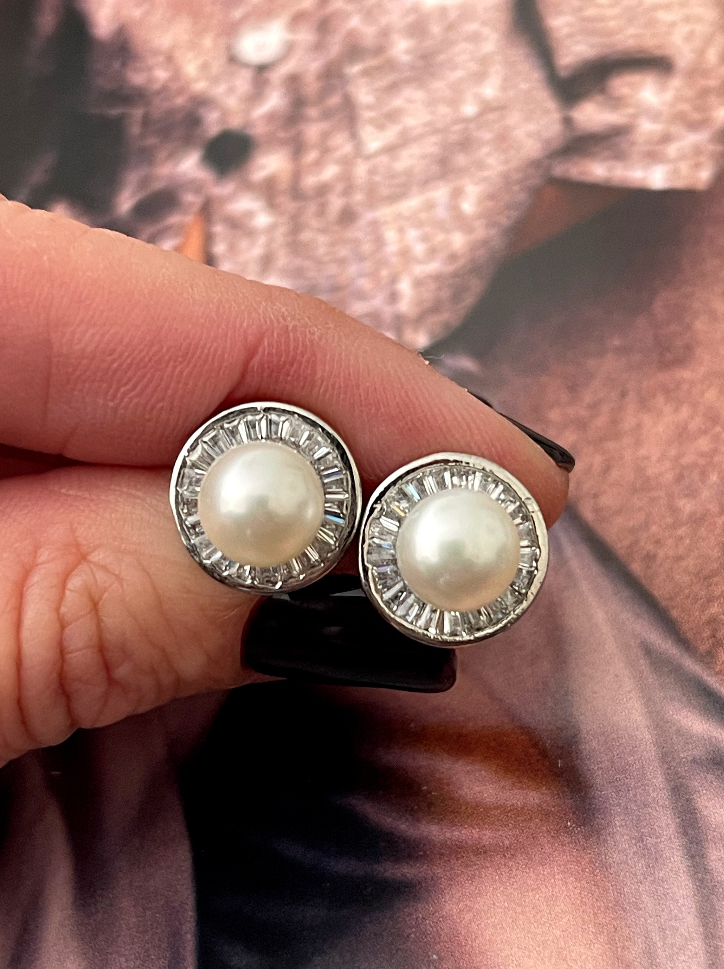 Aros Hippie Chic de elegantes perlas naturales blancas, circones en baguette y base bañada en plata. diámetro 1 cm.