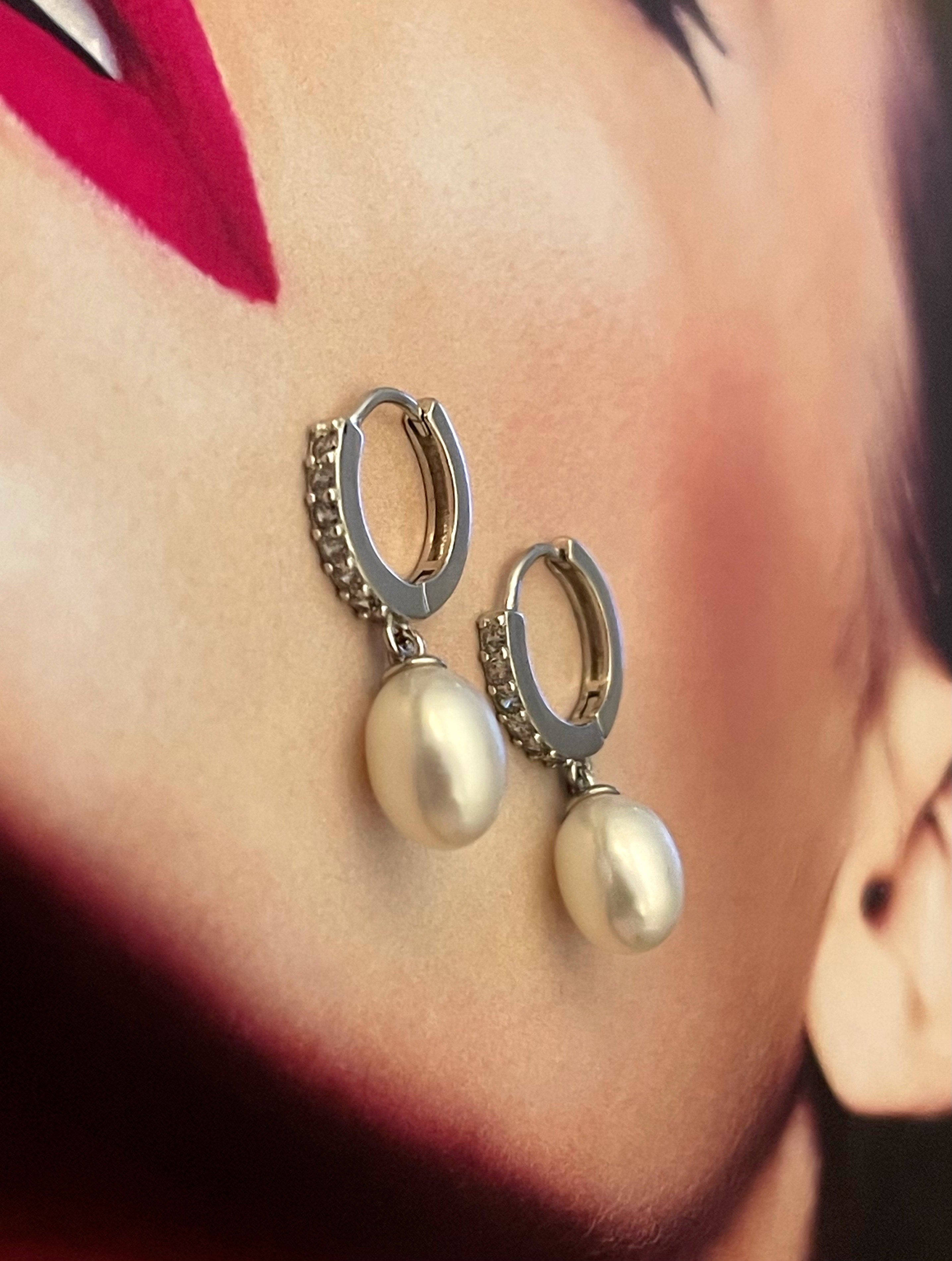 Aros Hippie Chic bañados en plata con elegante perla natural blanca y circones. Largo 2.7 cm.