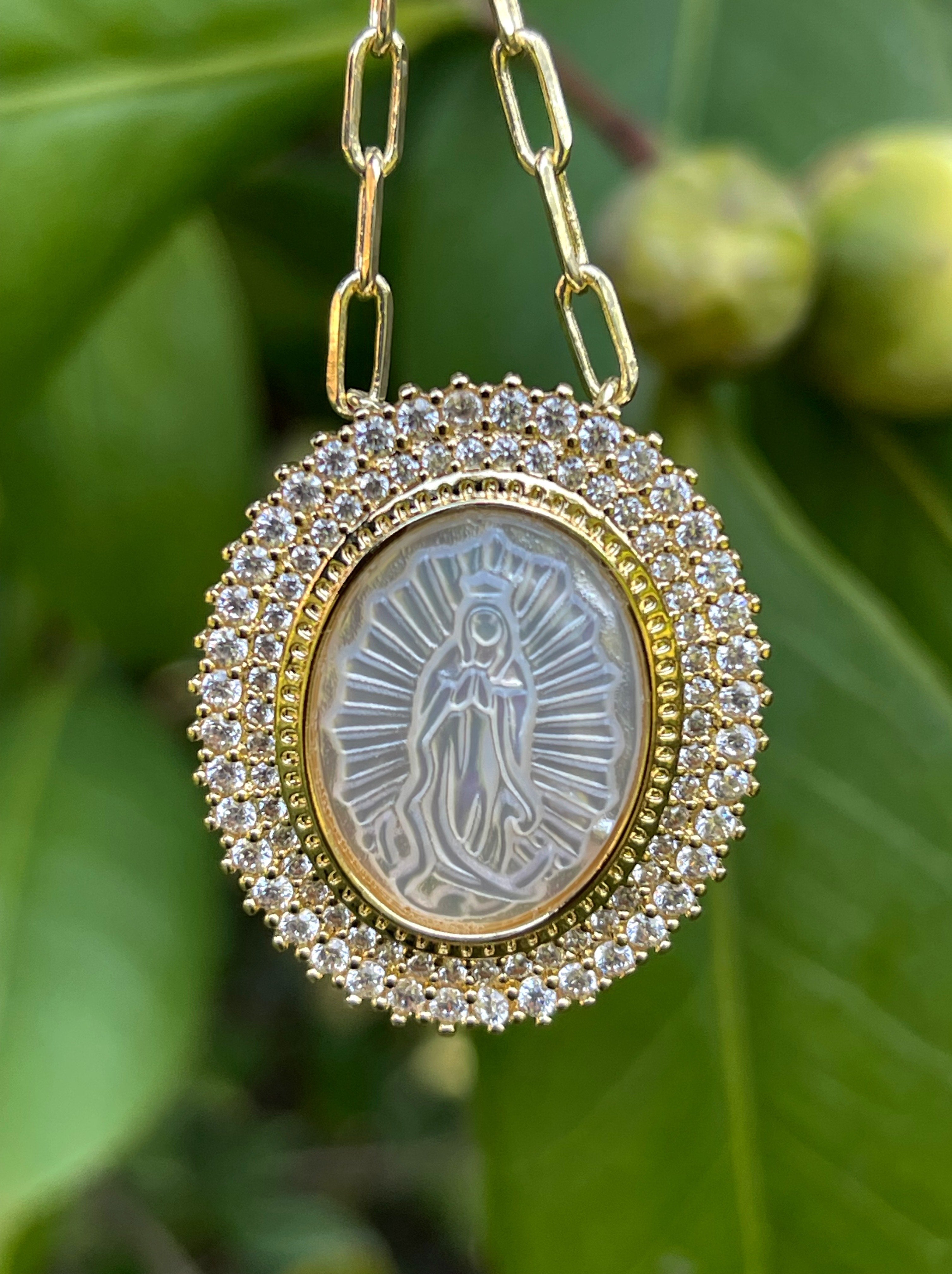Collar Hippie Chic corto bañado en oro con maravilloso colgante de la Virgen de los rayos rodeada de doble corrida circones.