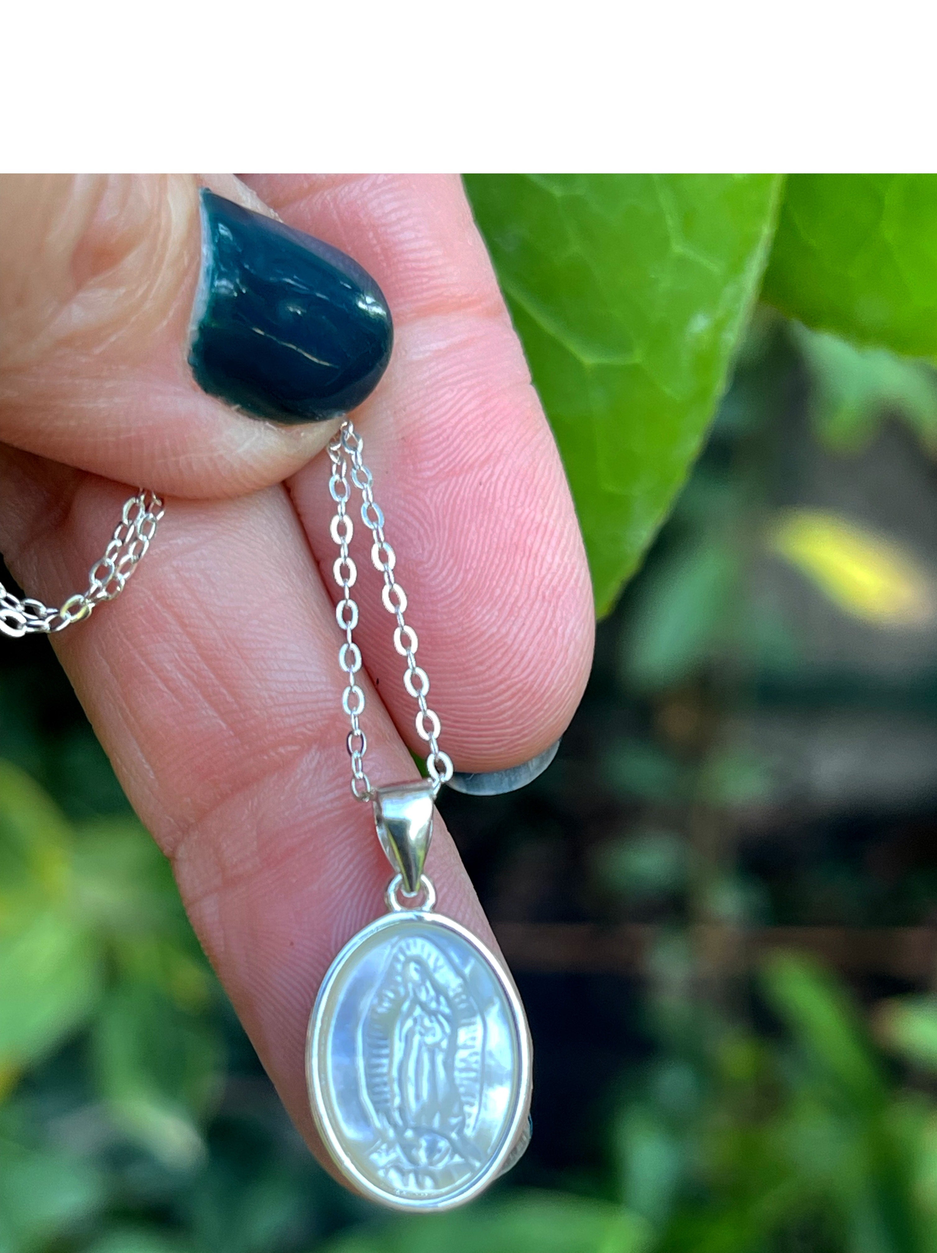 Collar Hippie Chic bañado en plata con preciosa virgen de los rayos en nacar natural.