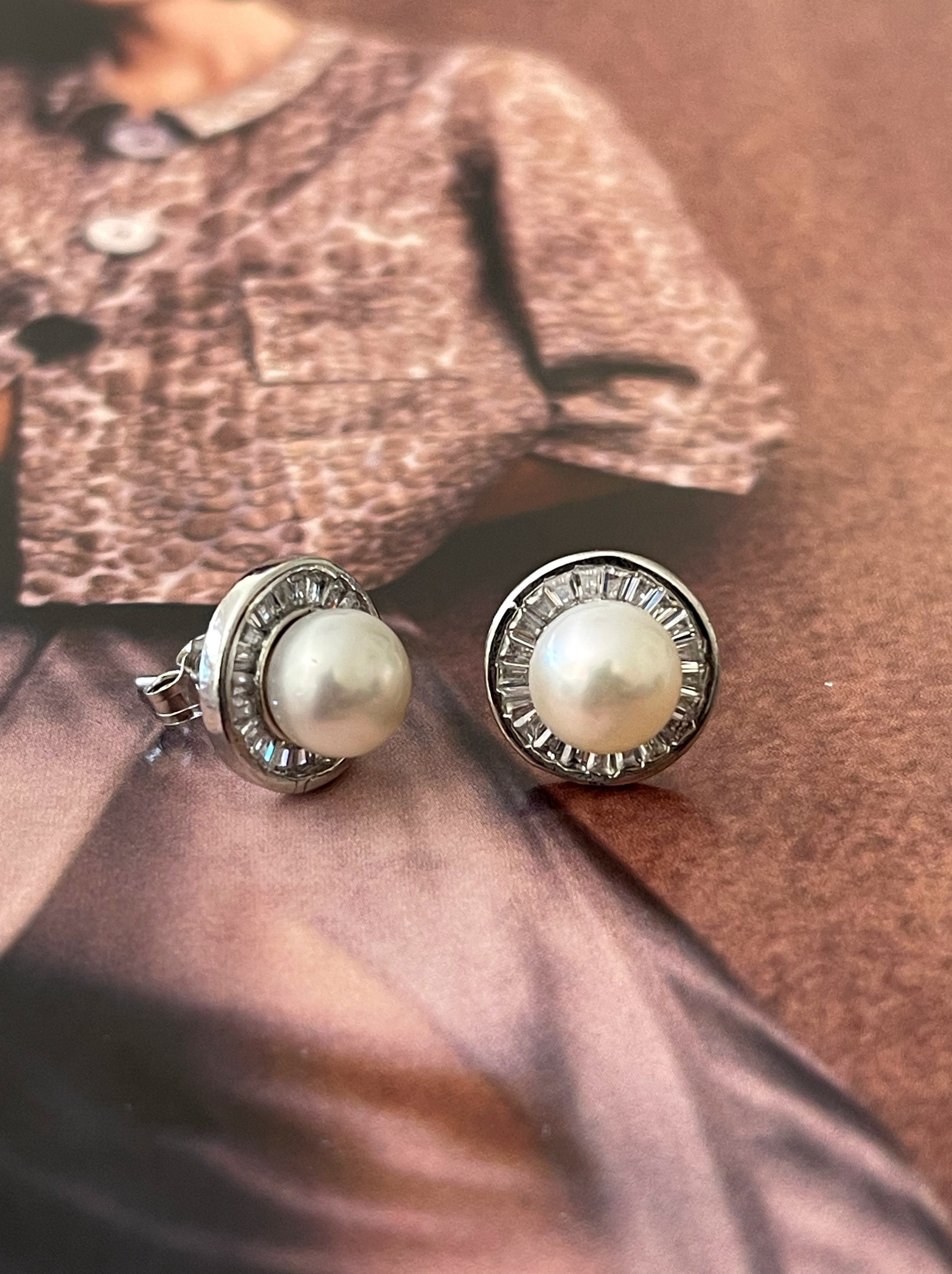 Aros Hippie Chic de elegantes perlas naturales blancas, circones en baguette y base bañada en plata. diámetro 1 cm.