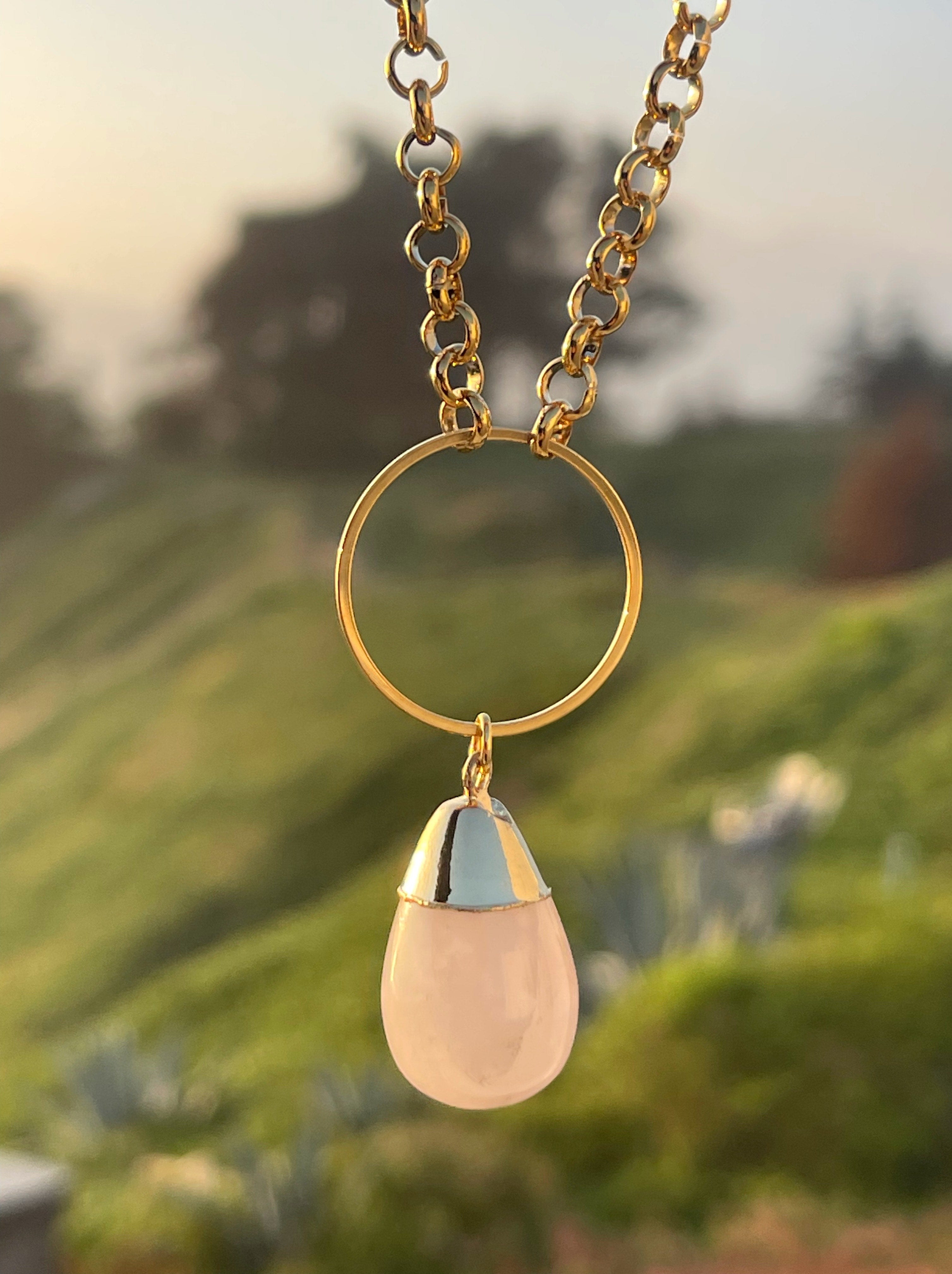 Collar Hippie Chic corto de cadena de acero inoxidable dorado y precioso cuarzo natural rosa suave.