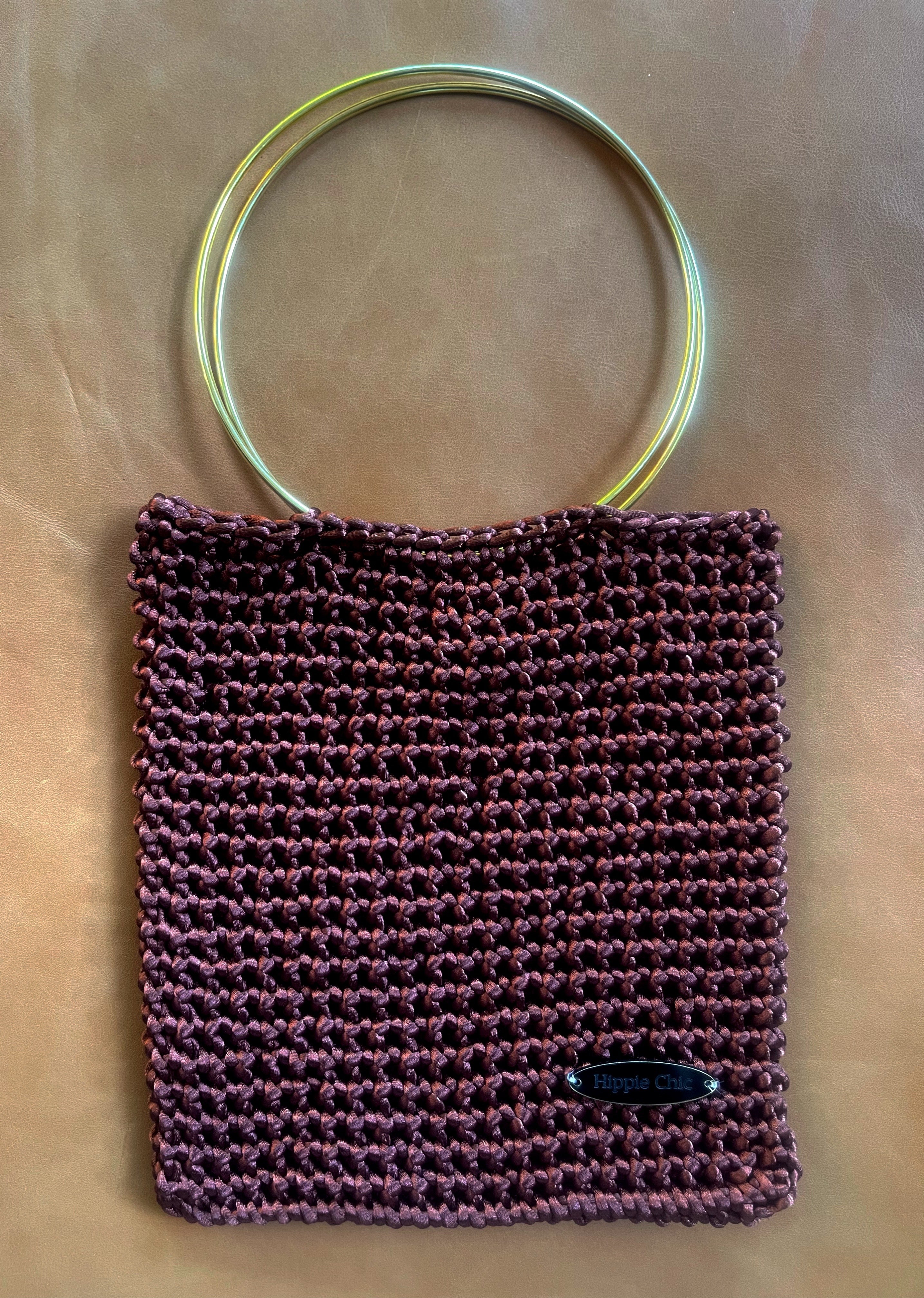 Cartera Hippie Chic en tradicional color marron,  tejida a crochet con mango plateado.