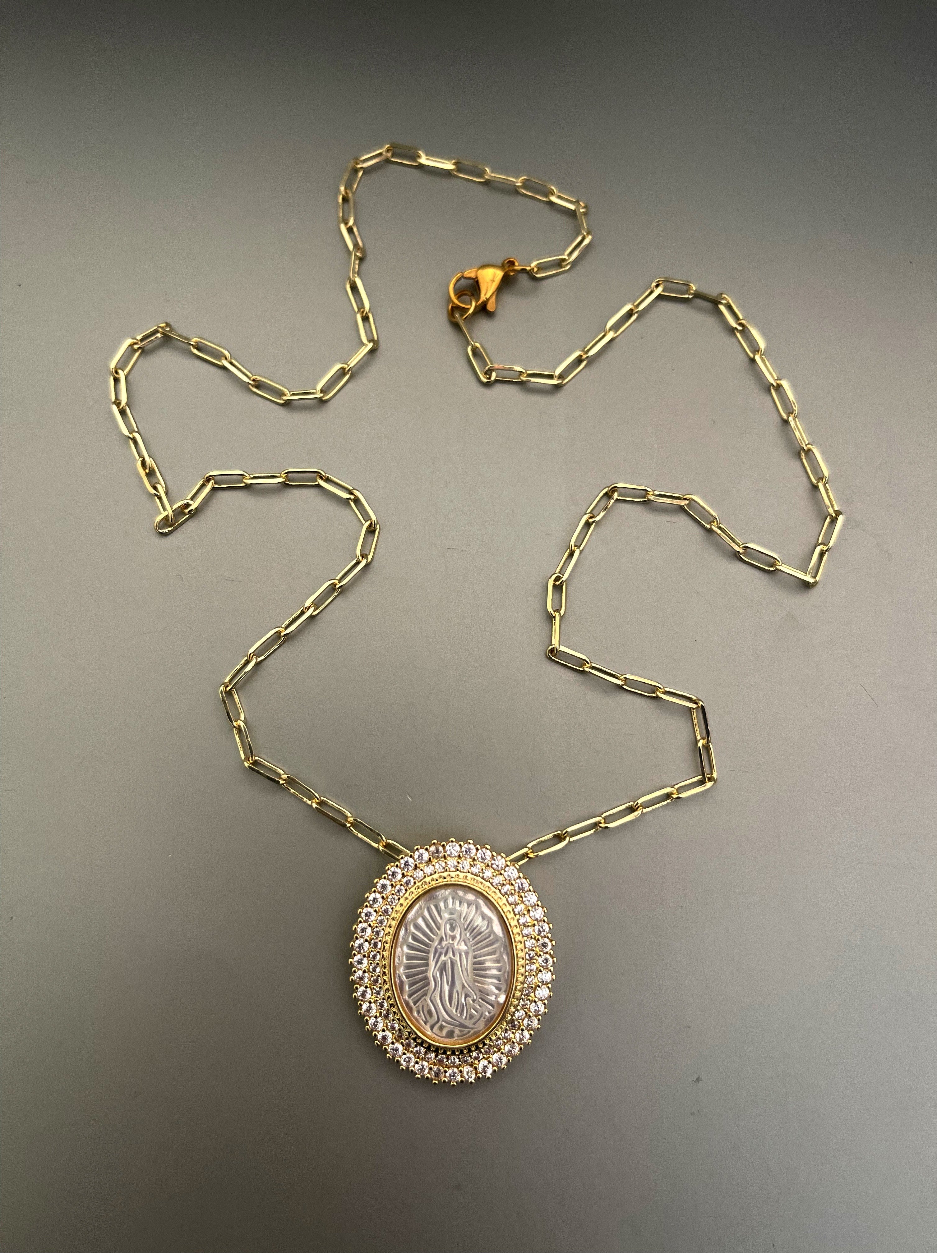 Collar Hippie Chic corto bañado en oro con maravilloso colgante de la Virgen de los rayos rodeada de doble corrida circones.