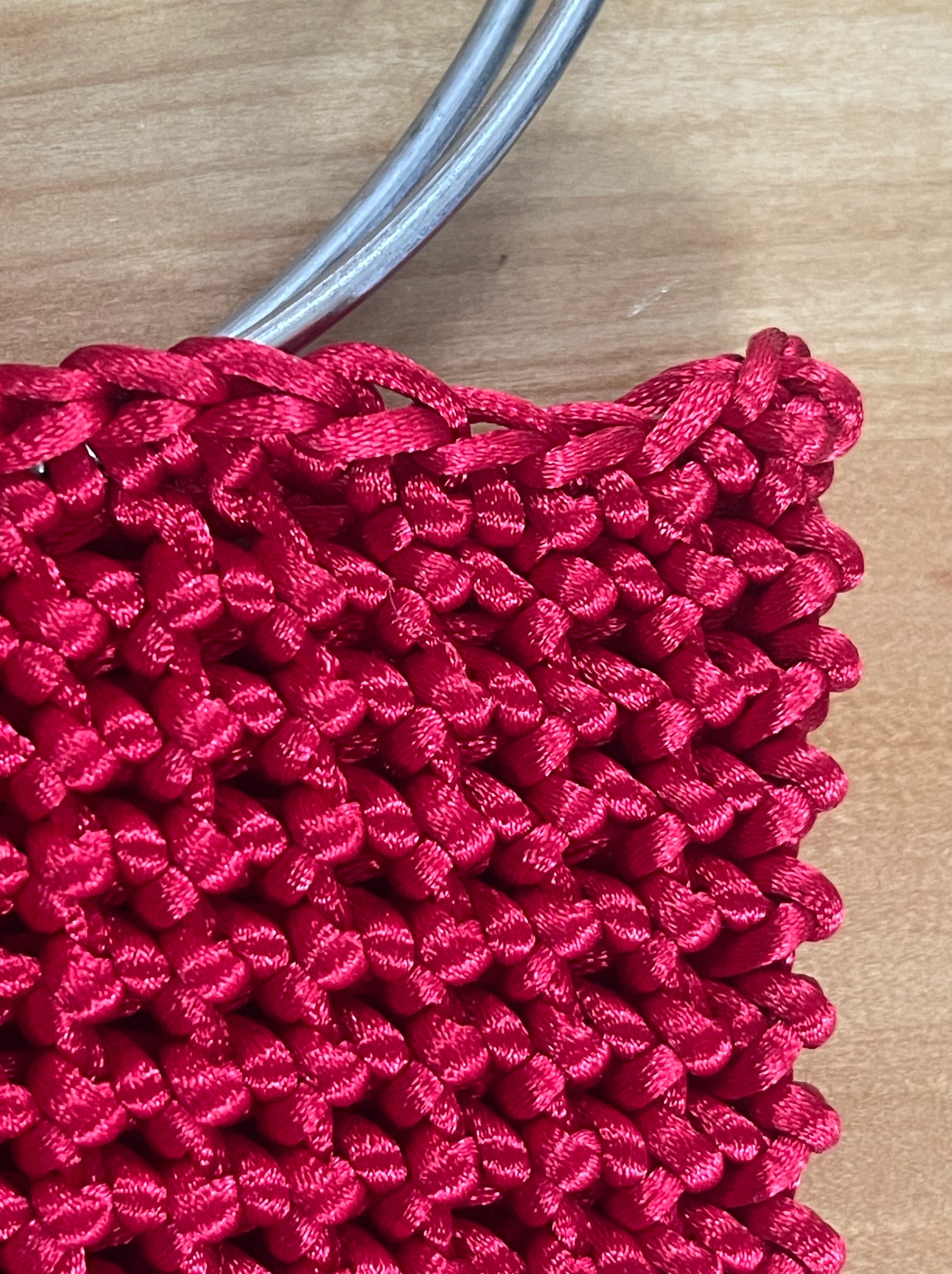 Cartera Hippie Chic en precioso color rojo, tejida a crochet y mango plateado.