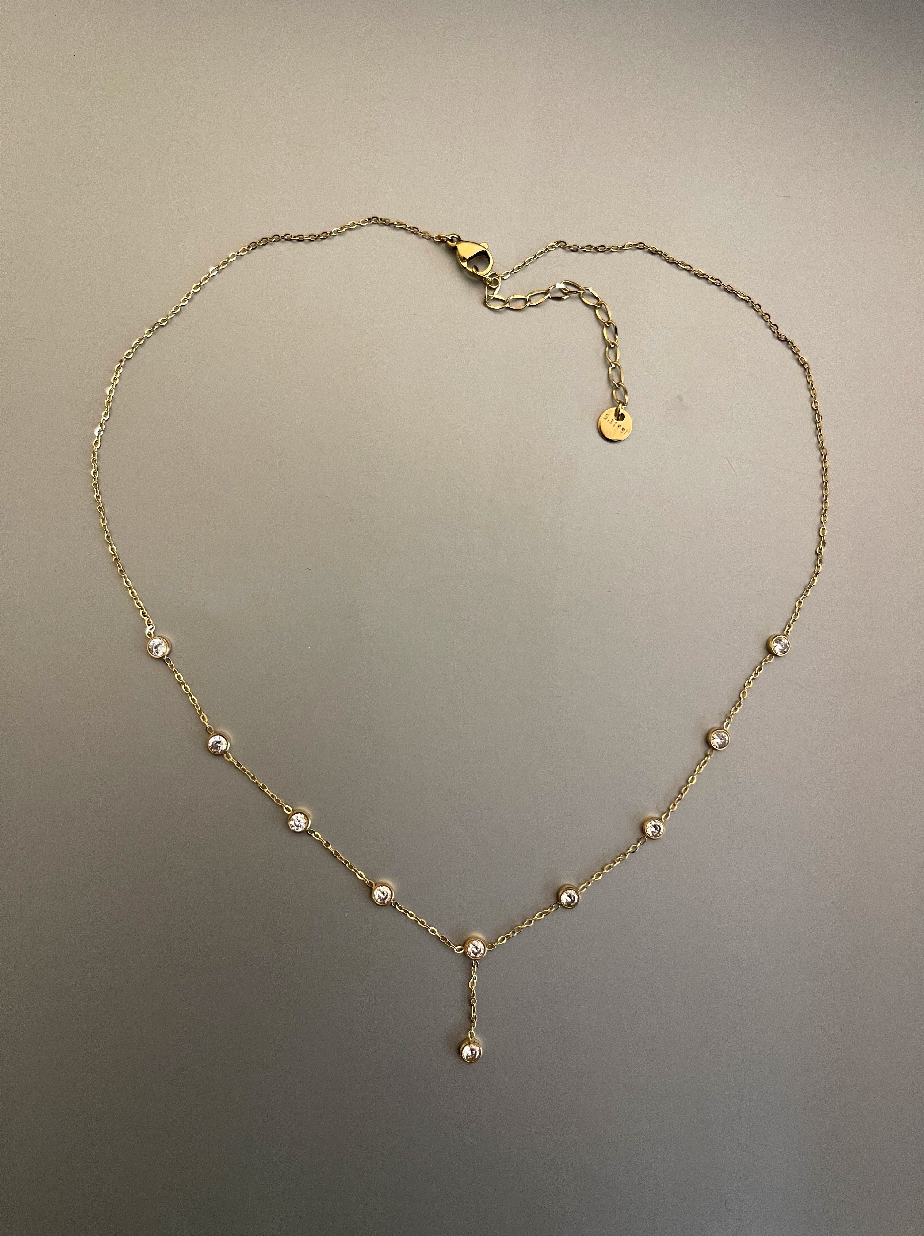Collar Hippie Chic corto de acero inoxidable dorado y delicados circones translusidos. Largo 45 cm.
