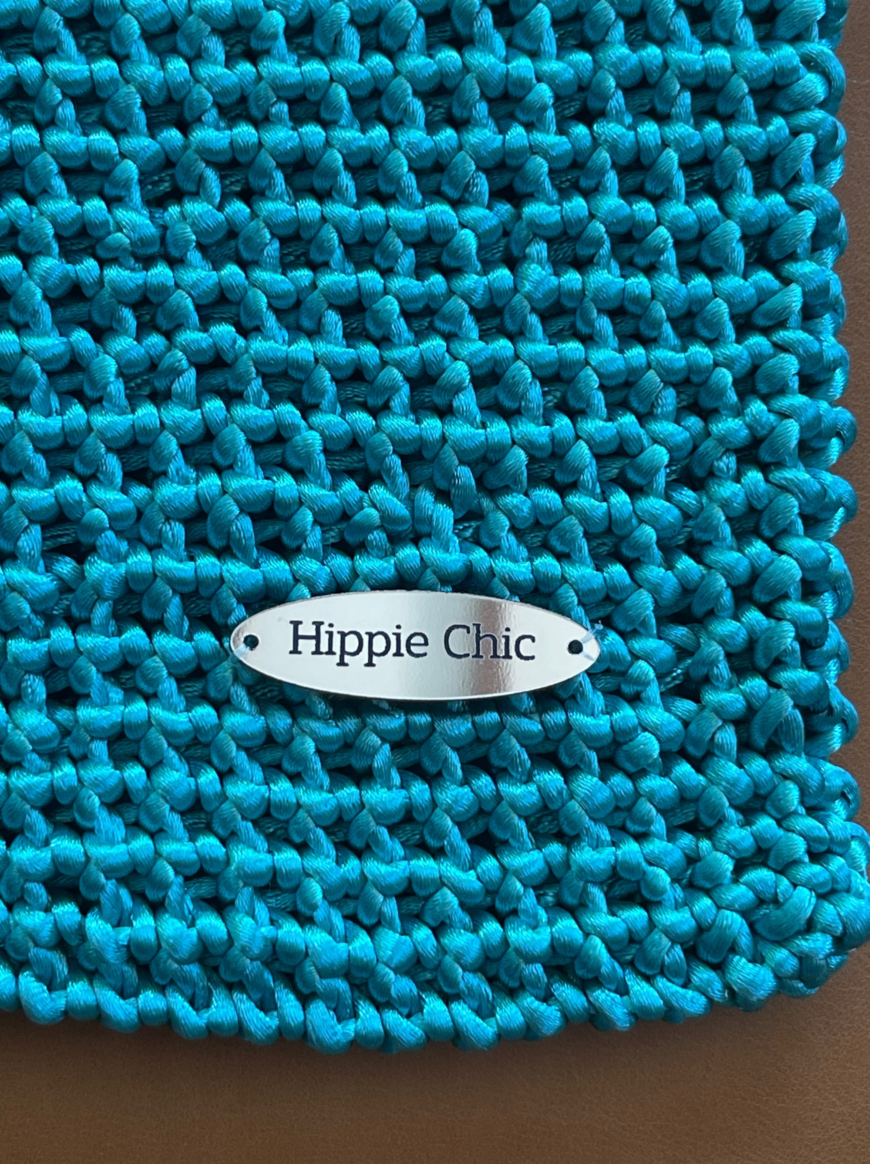 Cartera Hippie Chic tejida a crochet de precioso color turquesa con mango plateado.